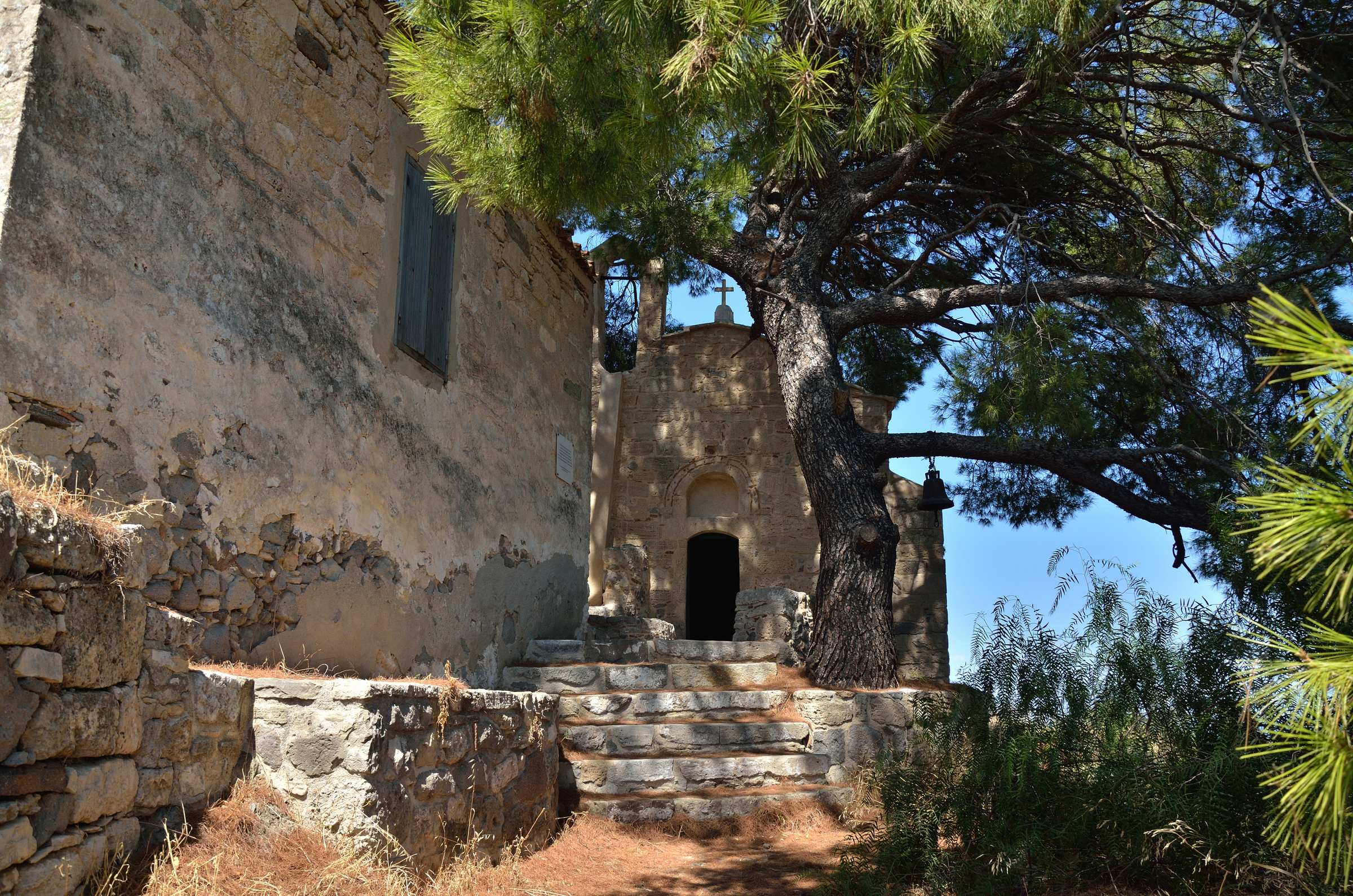 Монастырь Святой Кирияки в древнем заброшенном городе  на острове Эгина