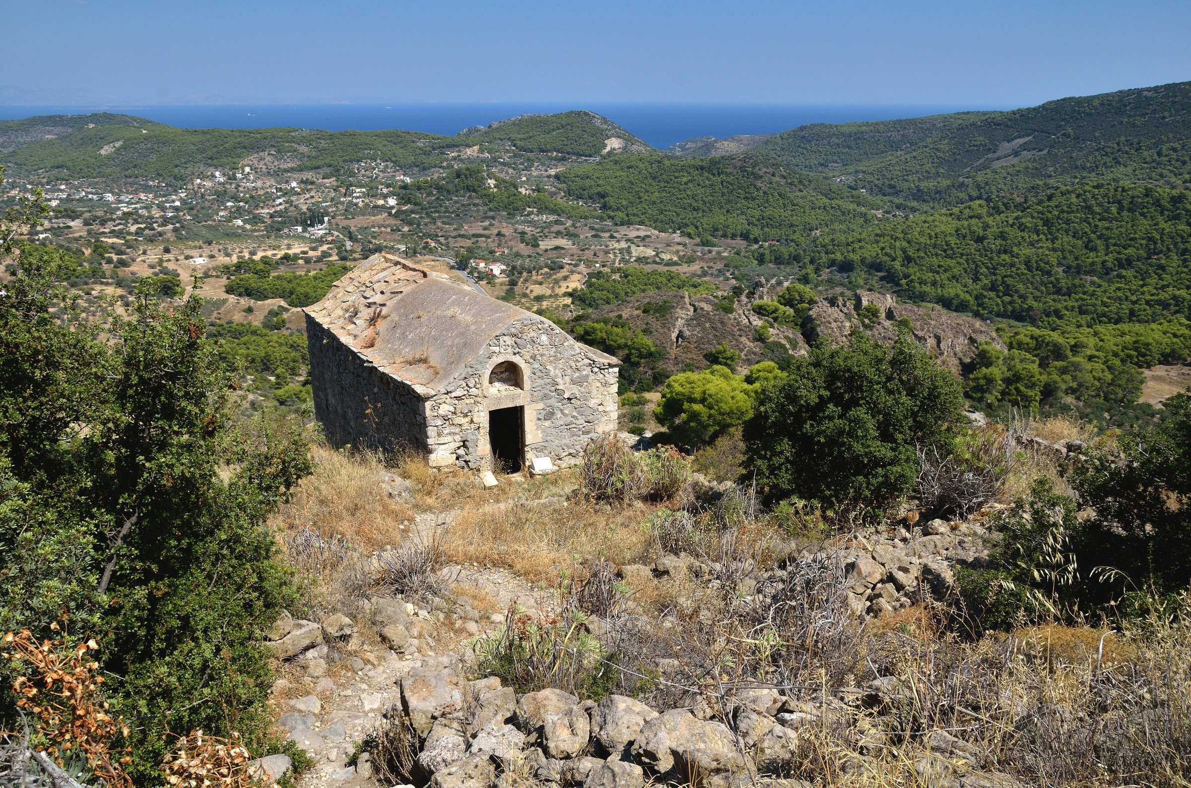 Церковь Святого Элефтериоса в древнем заброшенном городе Палеохора на острове Эгина