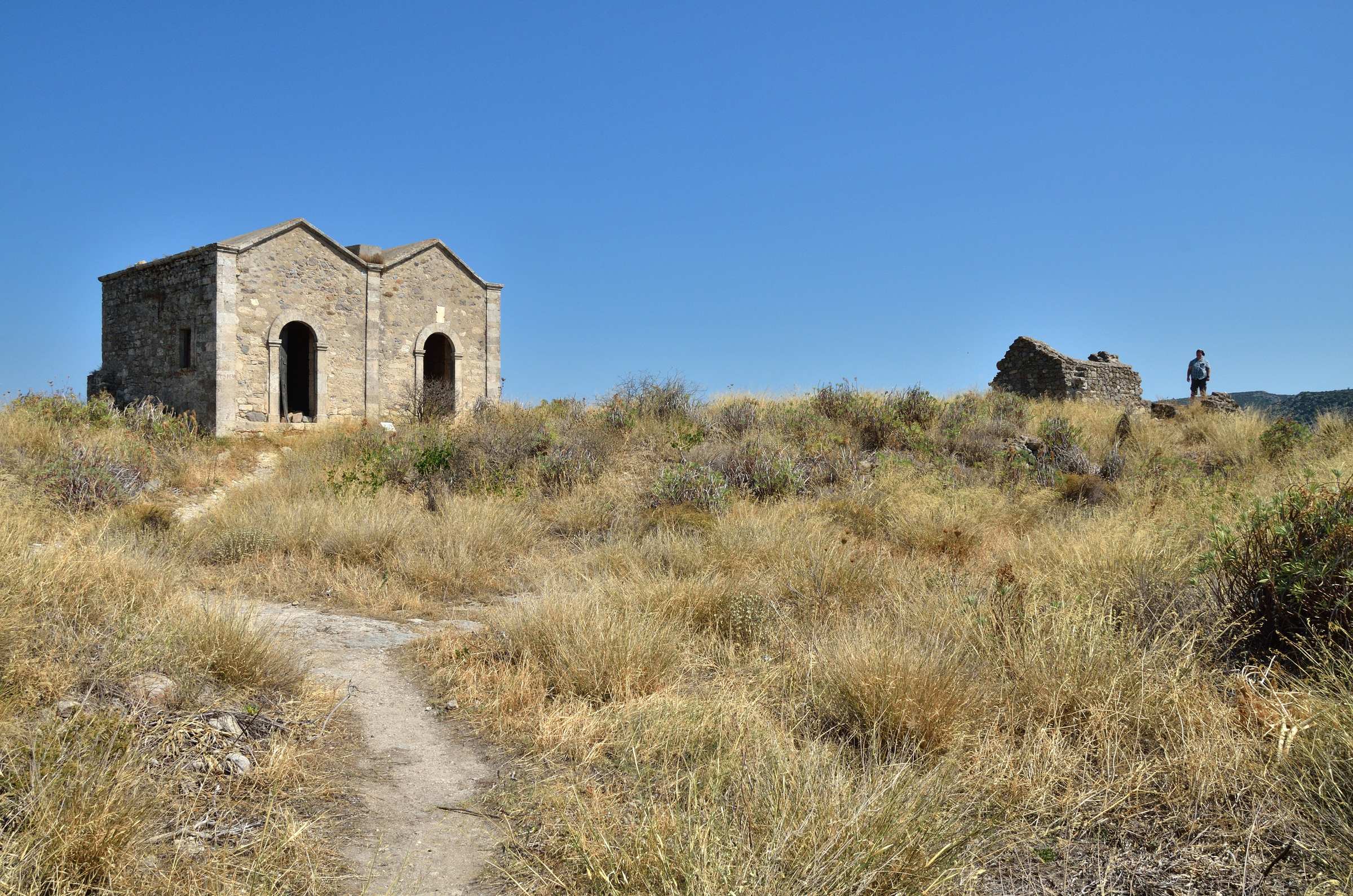 Церковь святых Георгия и Димитрия в древнем заброшенном городе Палеохора на острове Эгина