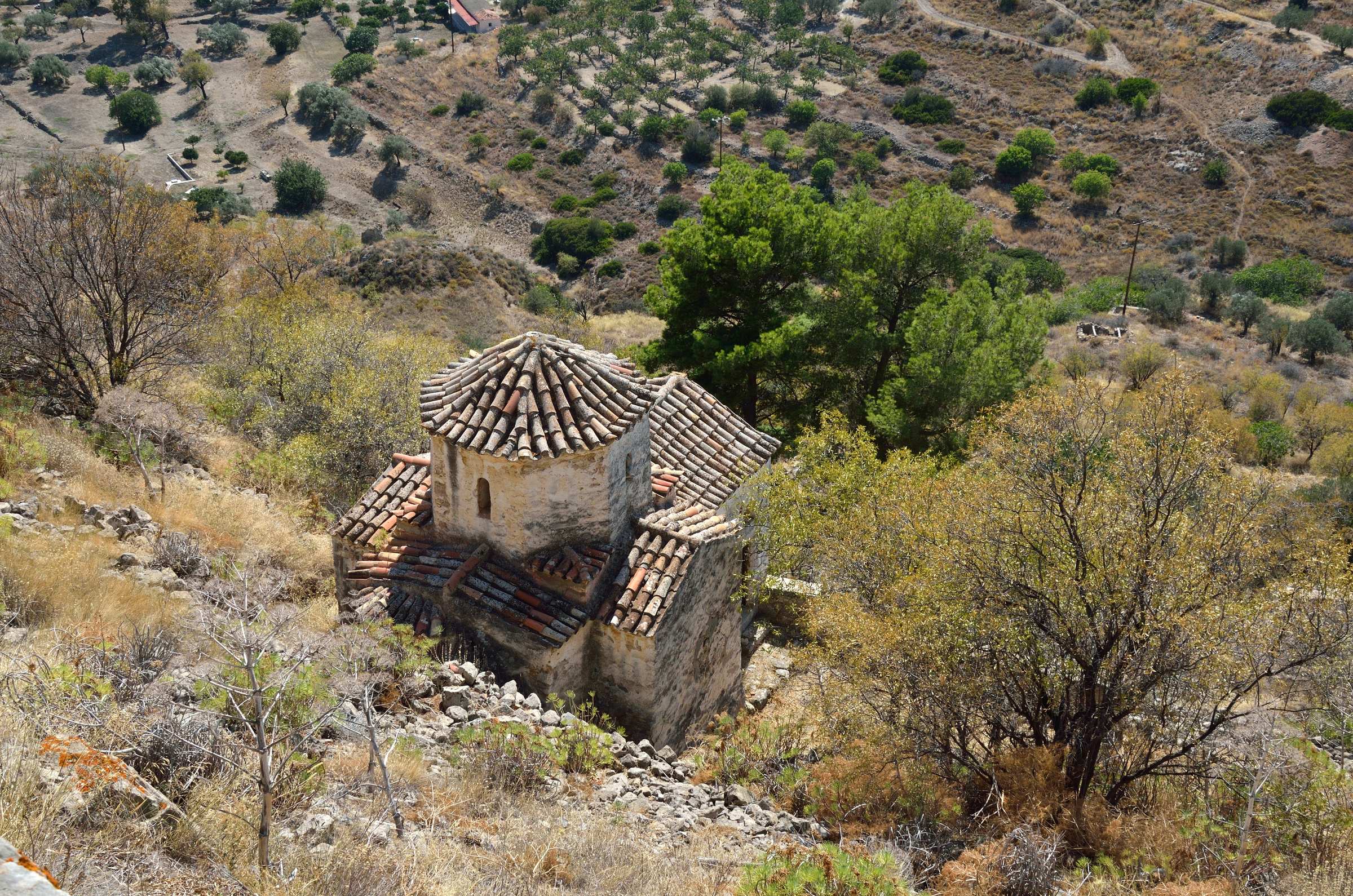 Храм Таксиархиса в древнем заброшенном городе Палеохора на острове Эгина