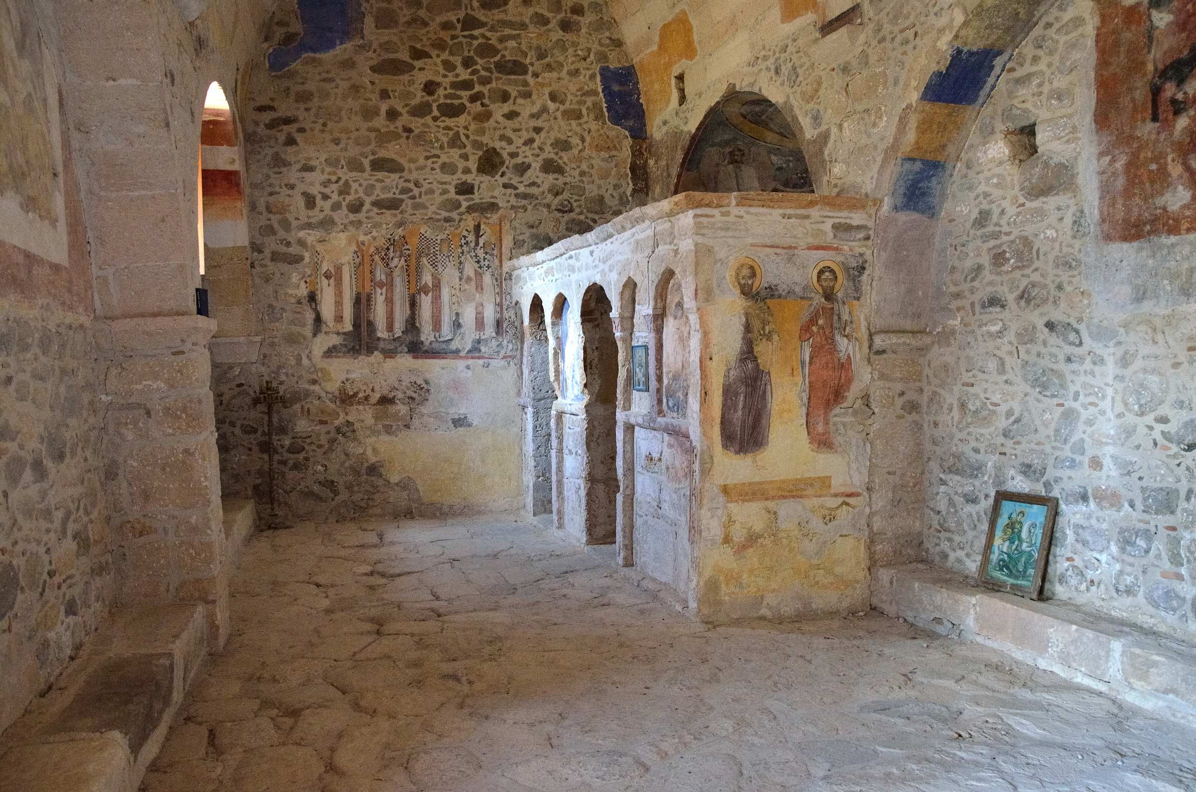 Церковь Святого Георгия Победоносца в древнем заброшенном городе Палеохора на острове Эгина