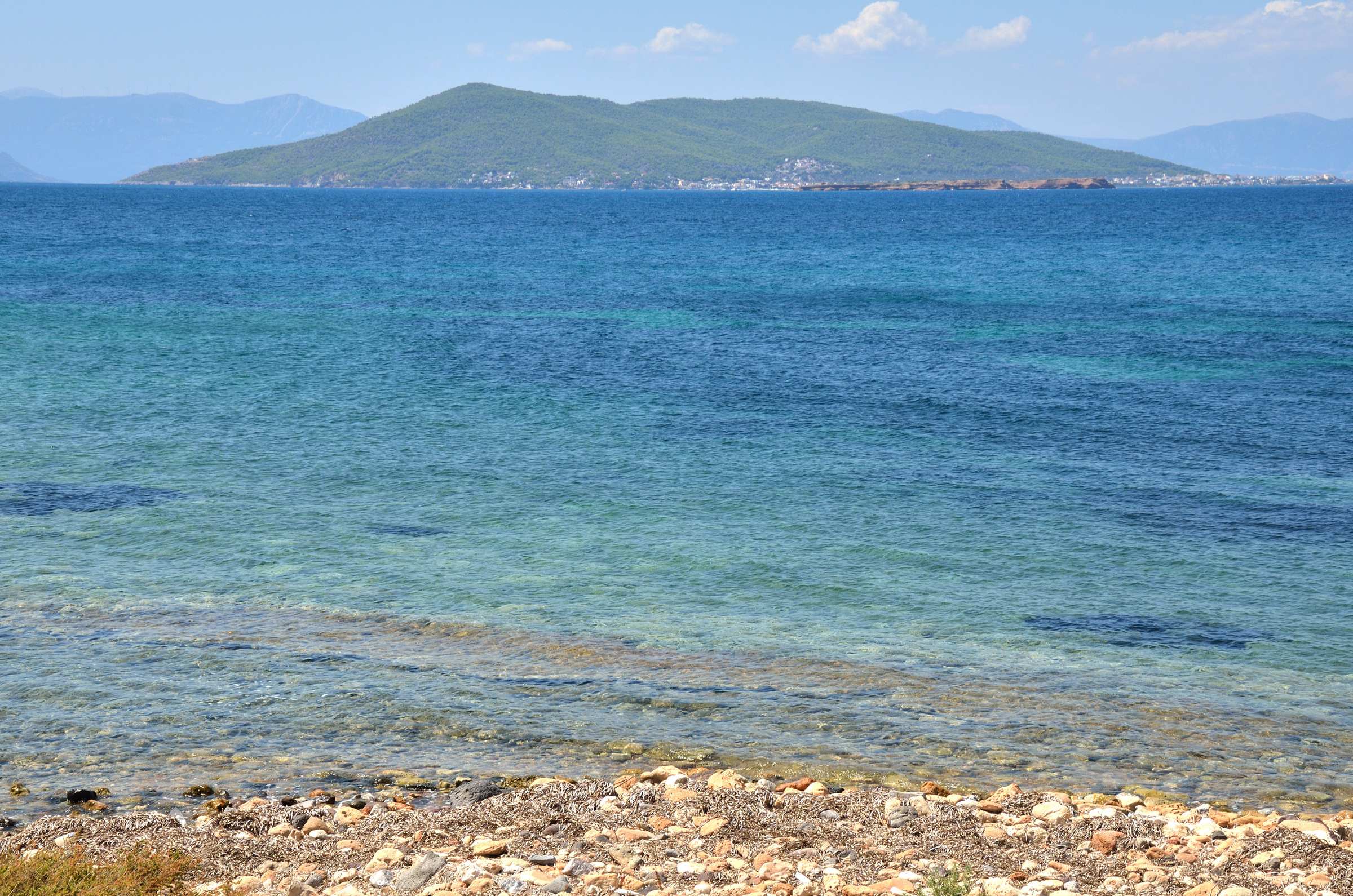 Пляж на острове Эгина с видом на остров Агистри