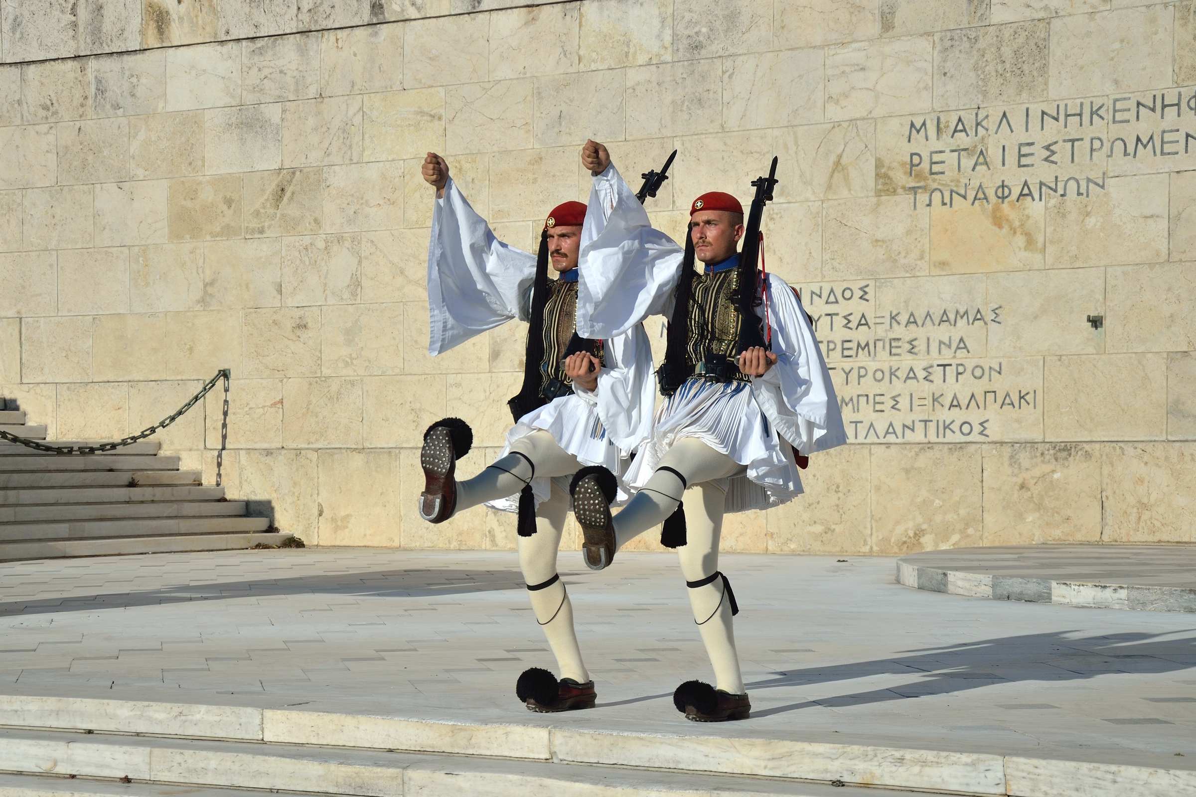 Смена почётного караула у Могилы Неизвестного Солдата в Афинах