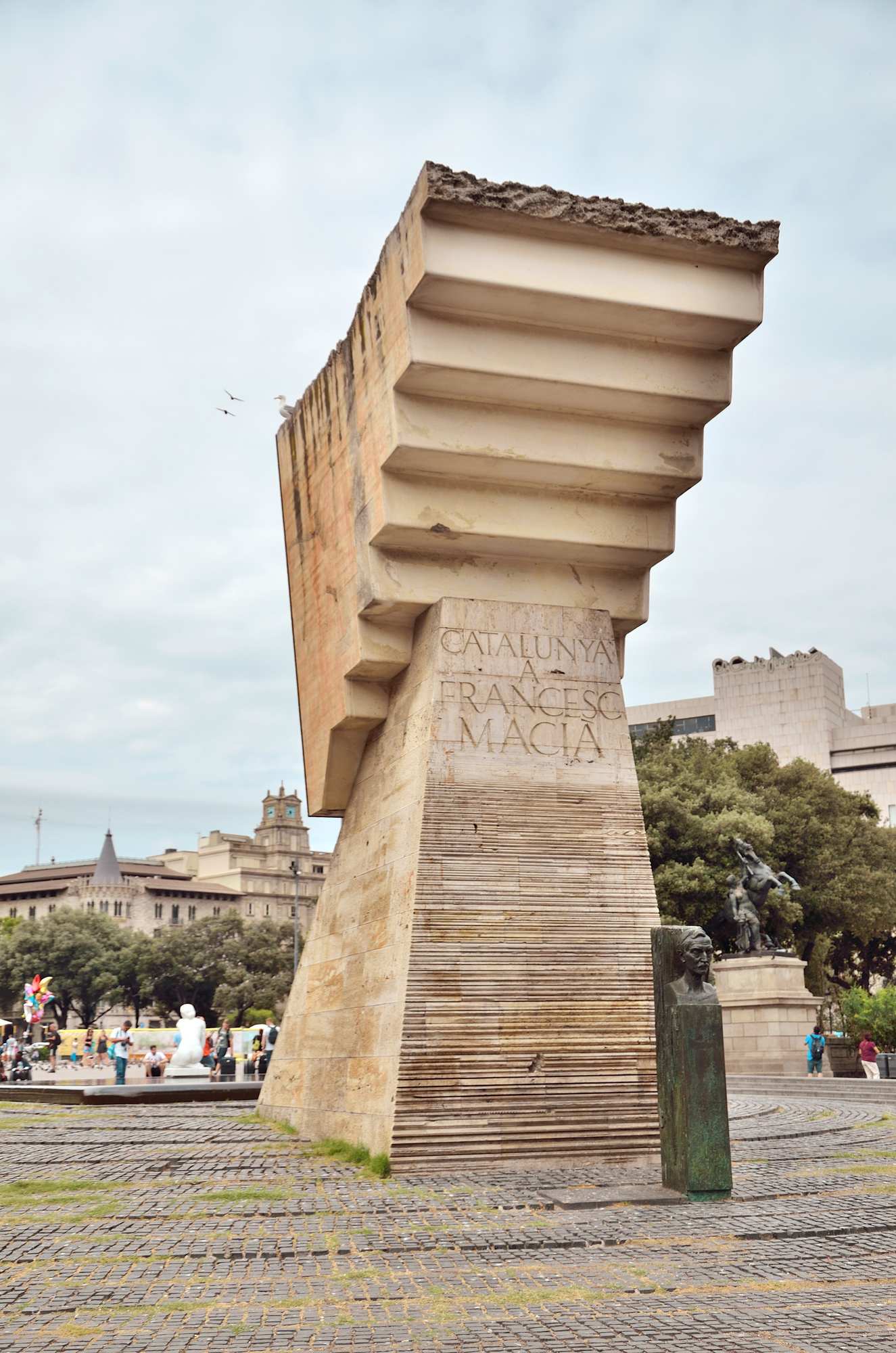 Необычный монумент архитектора Жозепа Субиракса на площади Каталонии