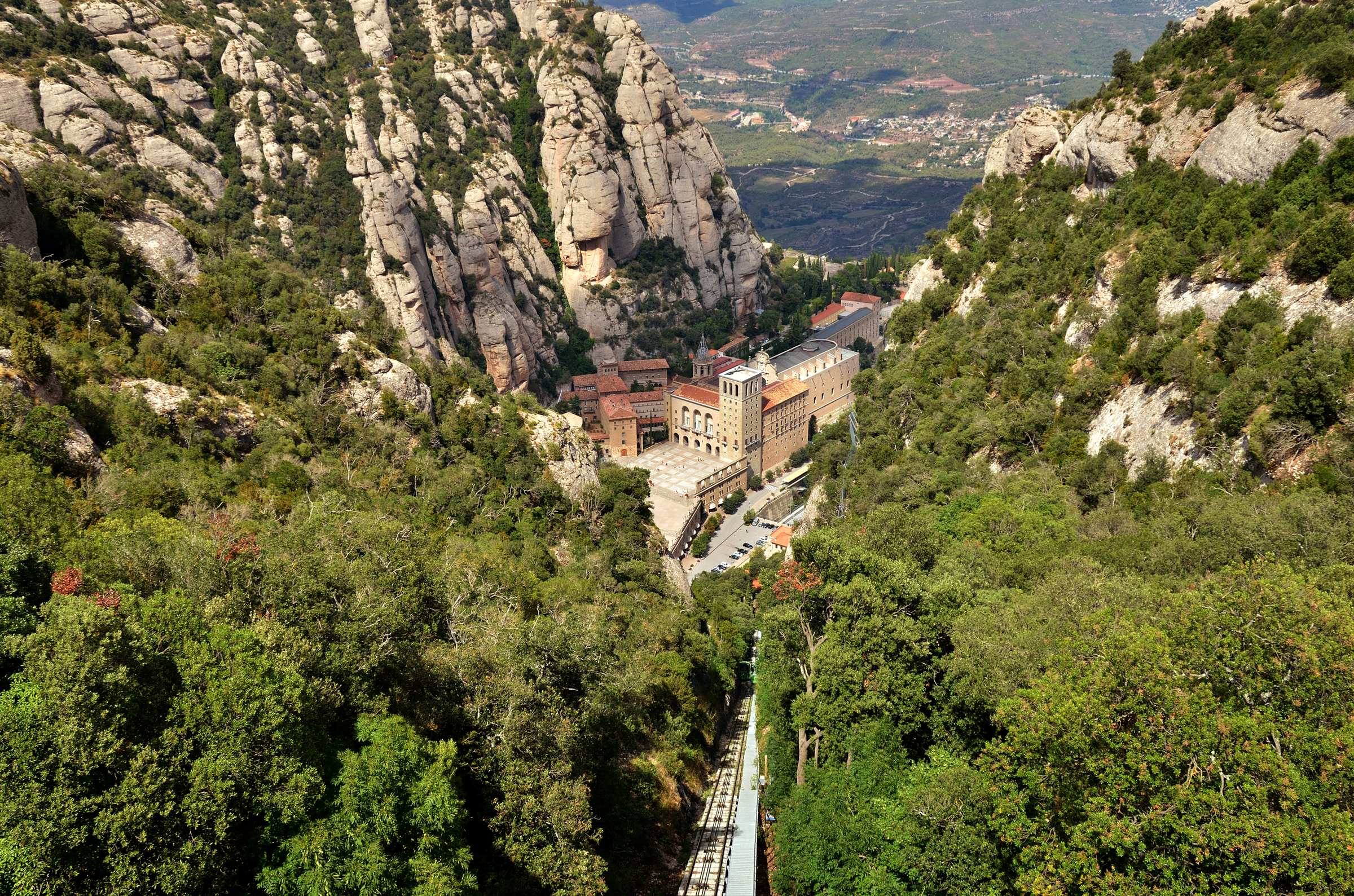 Вид на монастырь Монсеррат с верхней станции фуникулёра Sant Joan