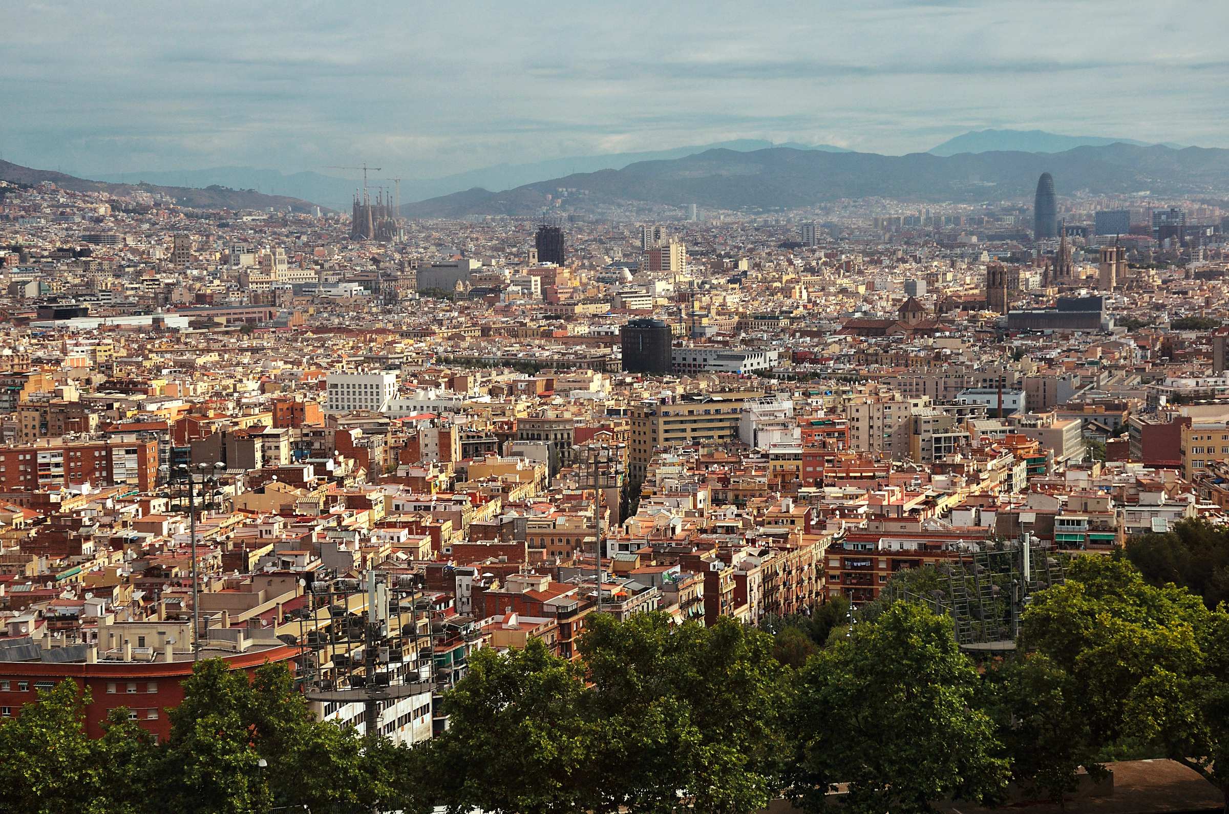 Вид на Барселону со смотровой площадки Монжуика