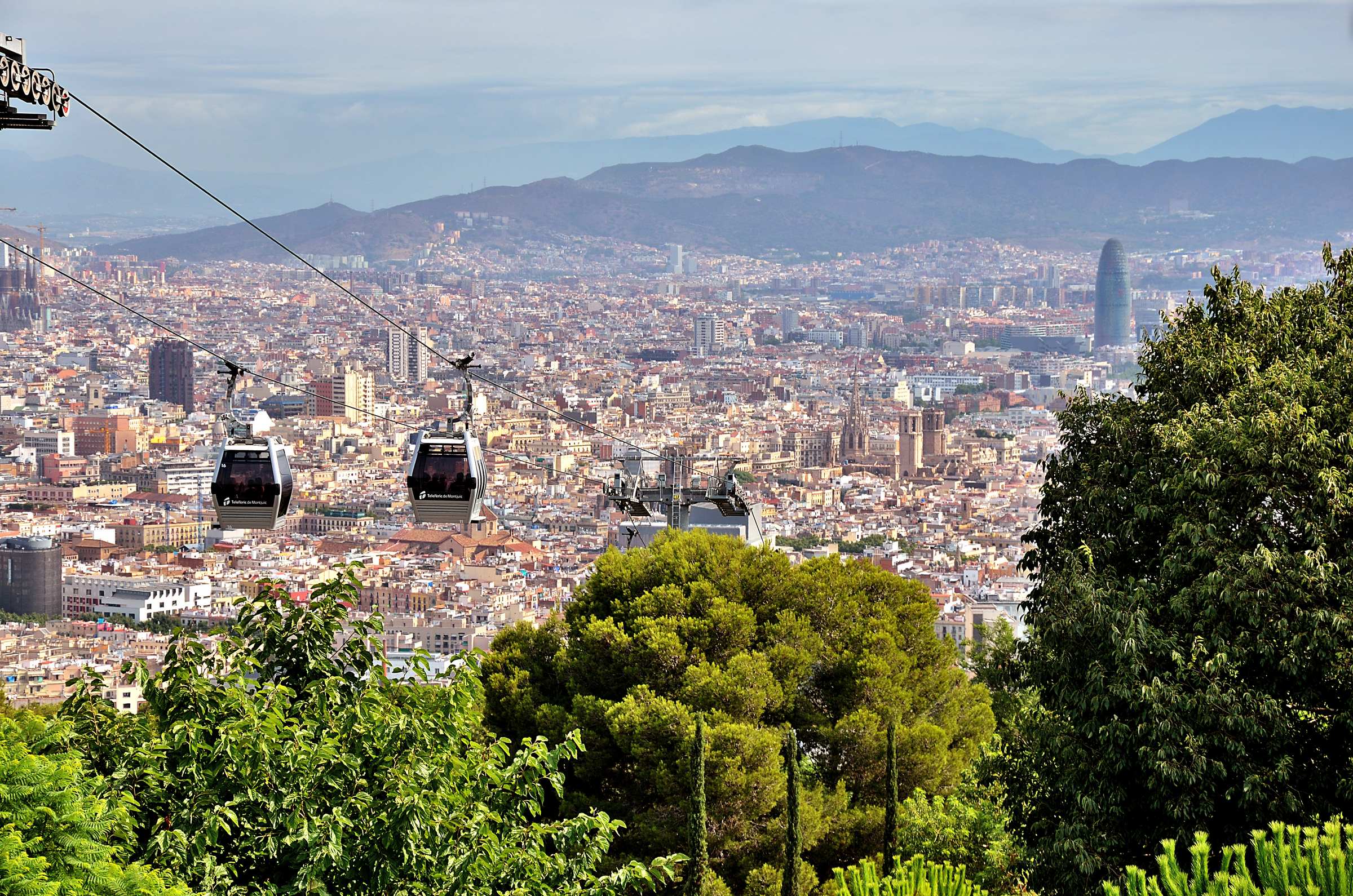 Вид на Барселону со смотровой площадки крепости Монжуик