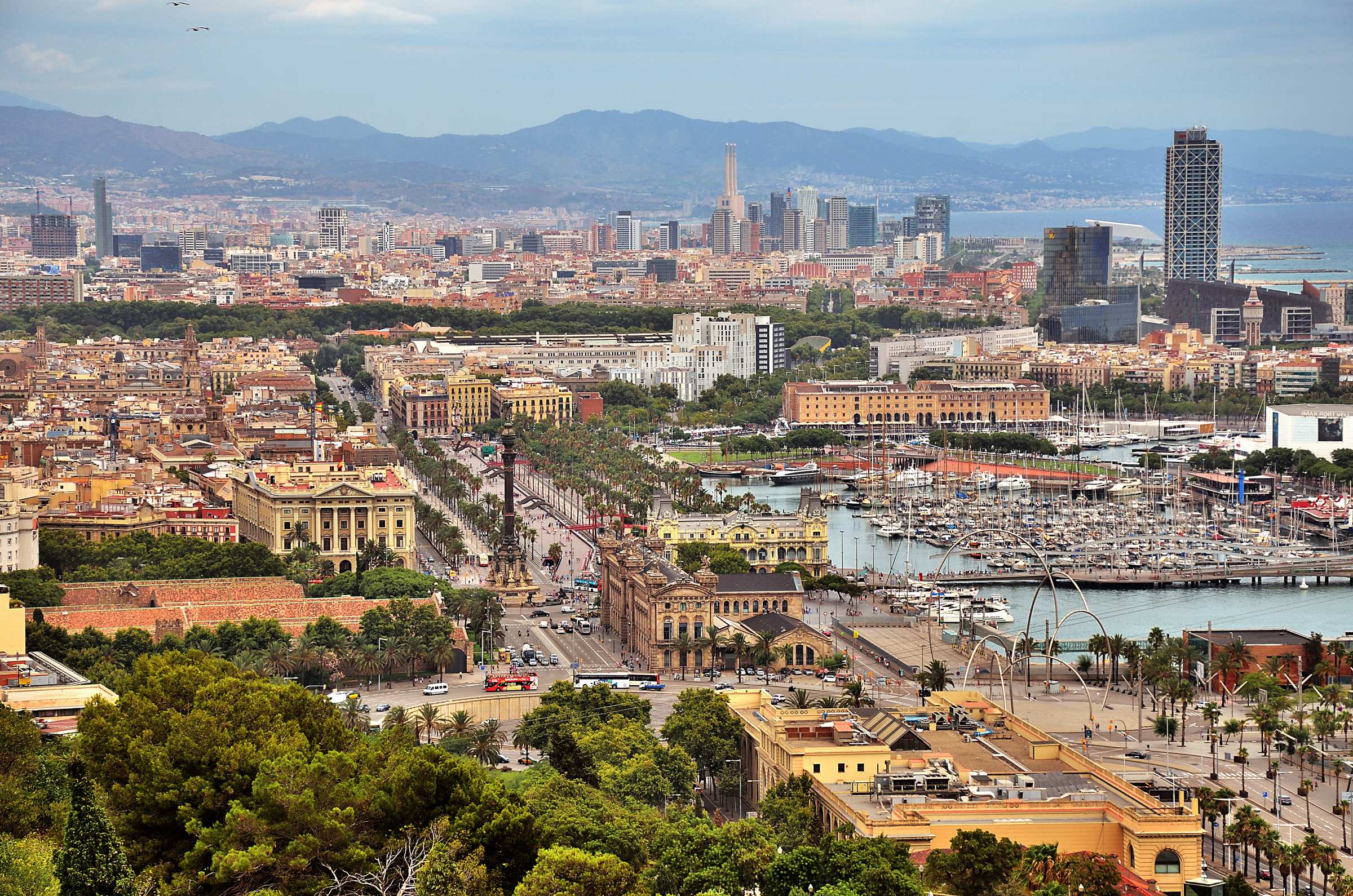Вид на Барселону со смотровой площадки Монжуика