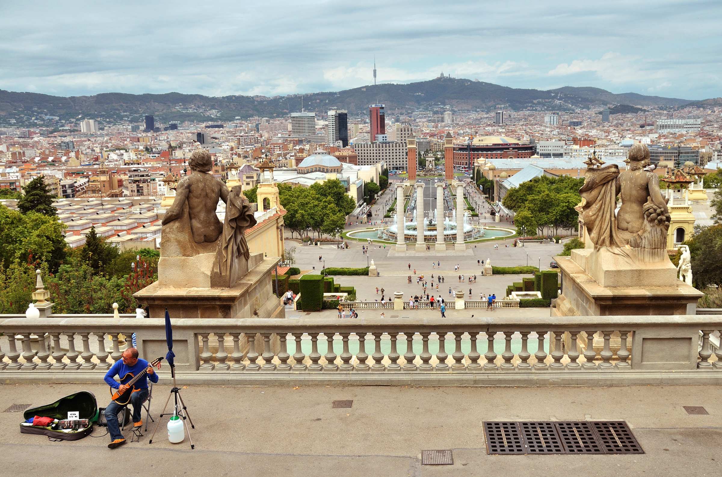 Барселона. Вид на магический фонтан и площадь Испании от Национального дворца