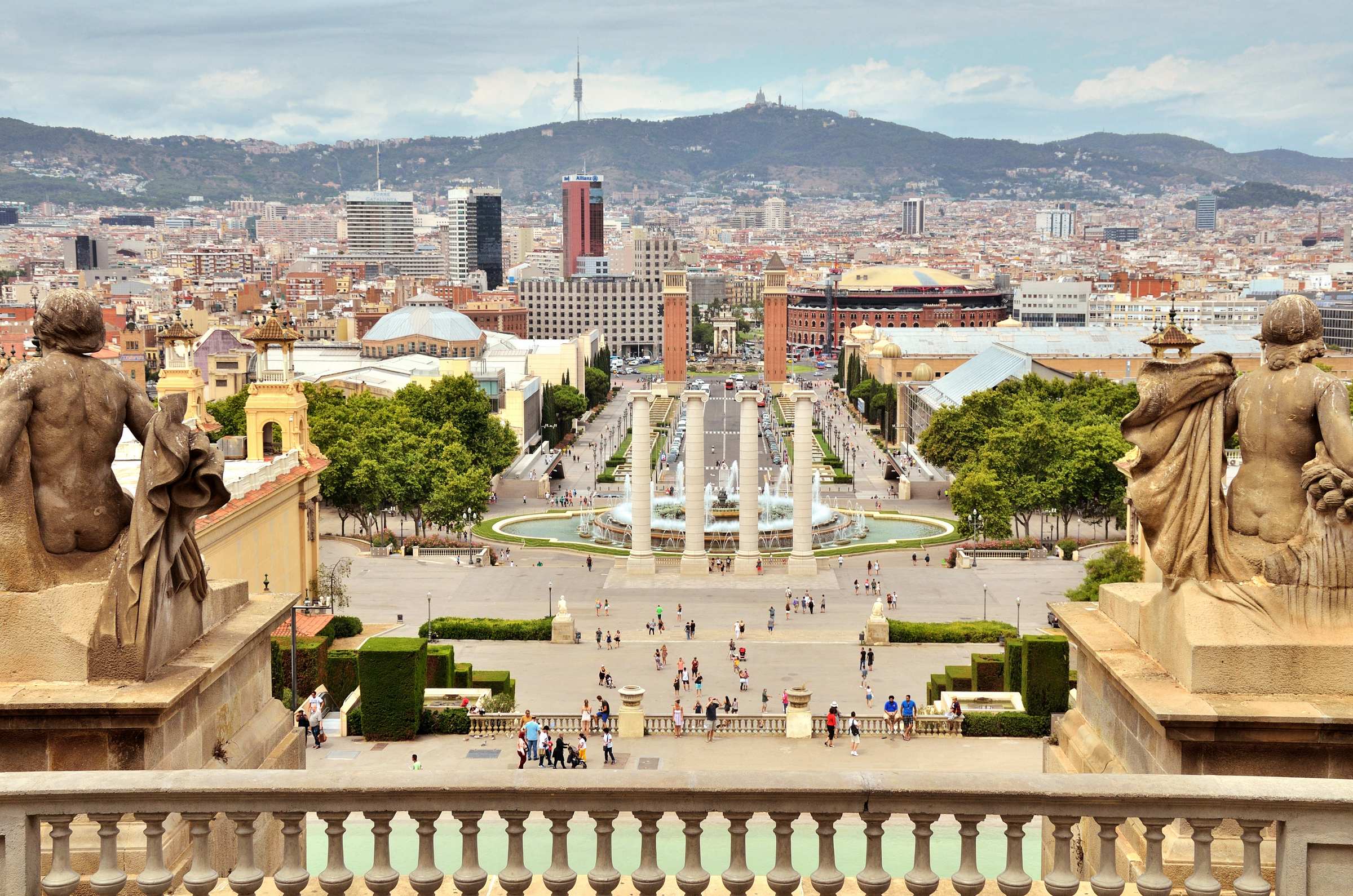 Барселона. Вид на магический фонтан и площадь Испании от Национального дворца
