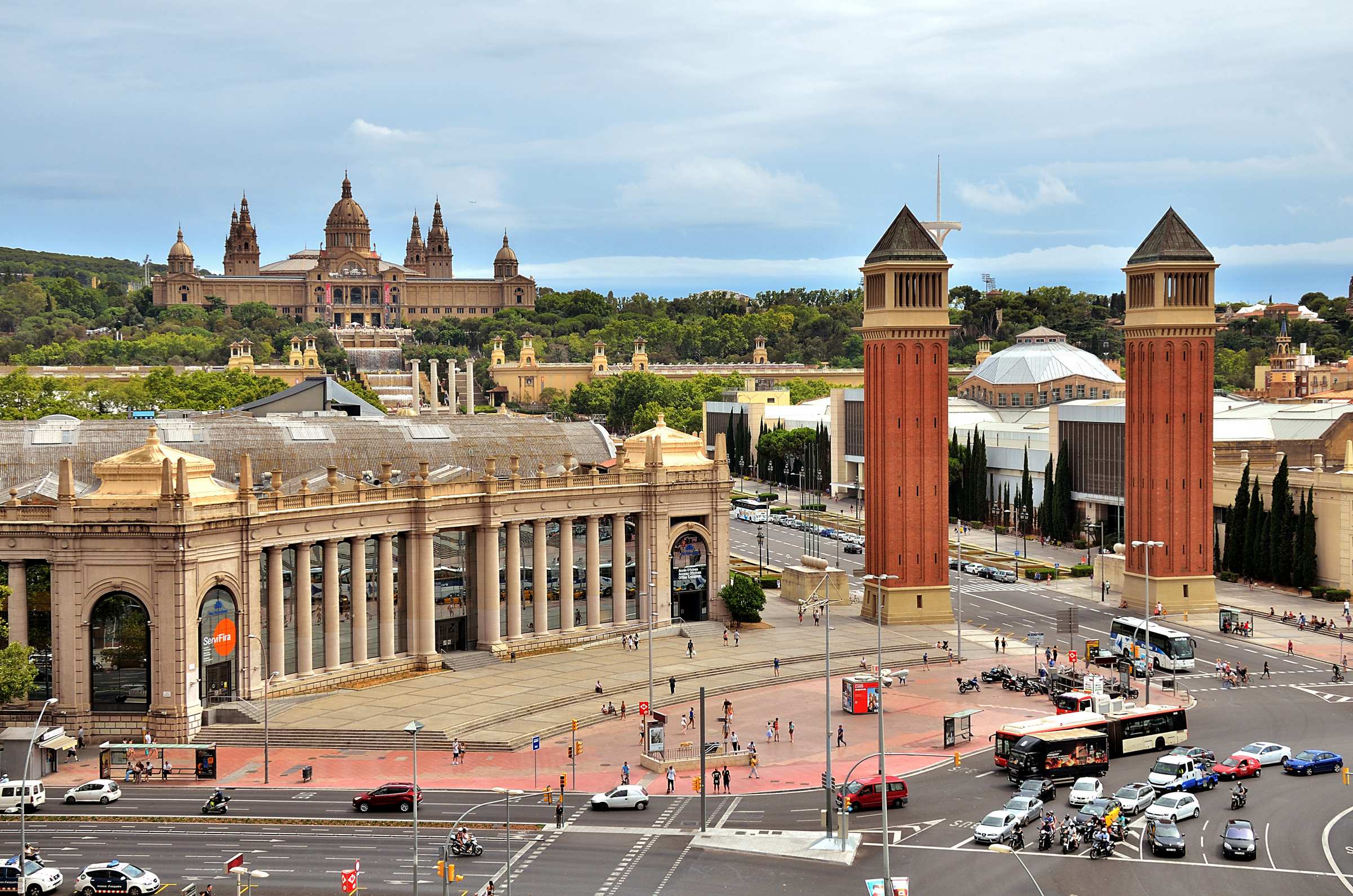 Вид на площадь Испании и национальный дворец Каталонии с фонтанами с крыши торгового центра Аренас
