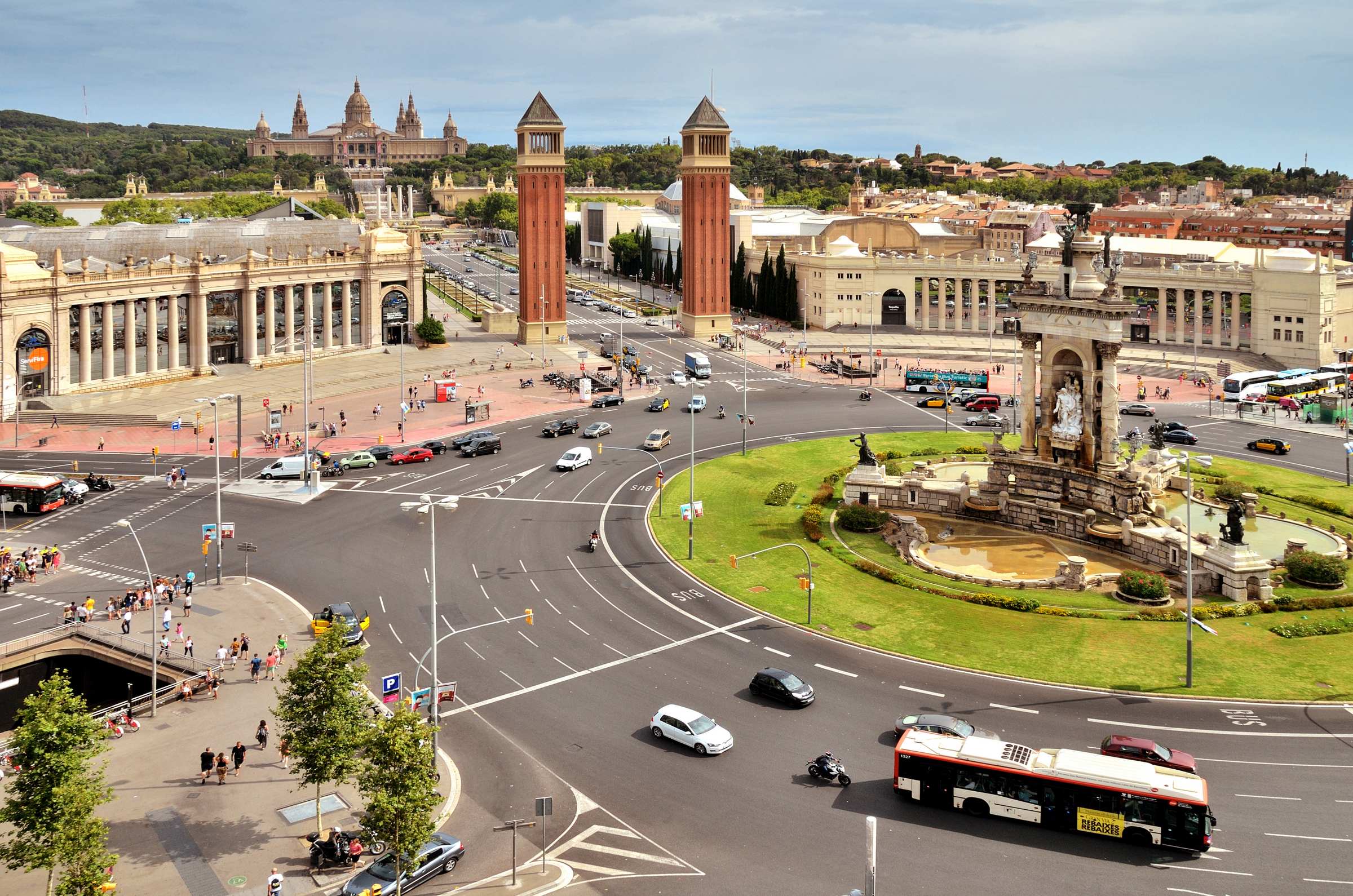 Вид на площадь Испании и Национальный дворец Каталонии с фонтанами с крыши торгового центра Аренас