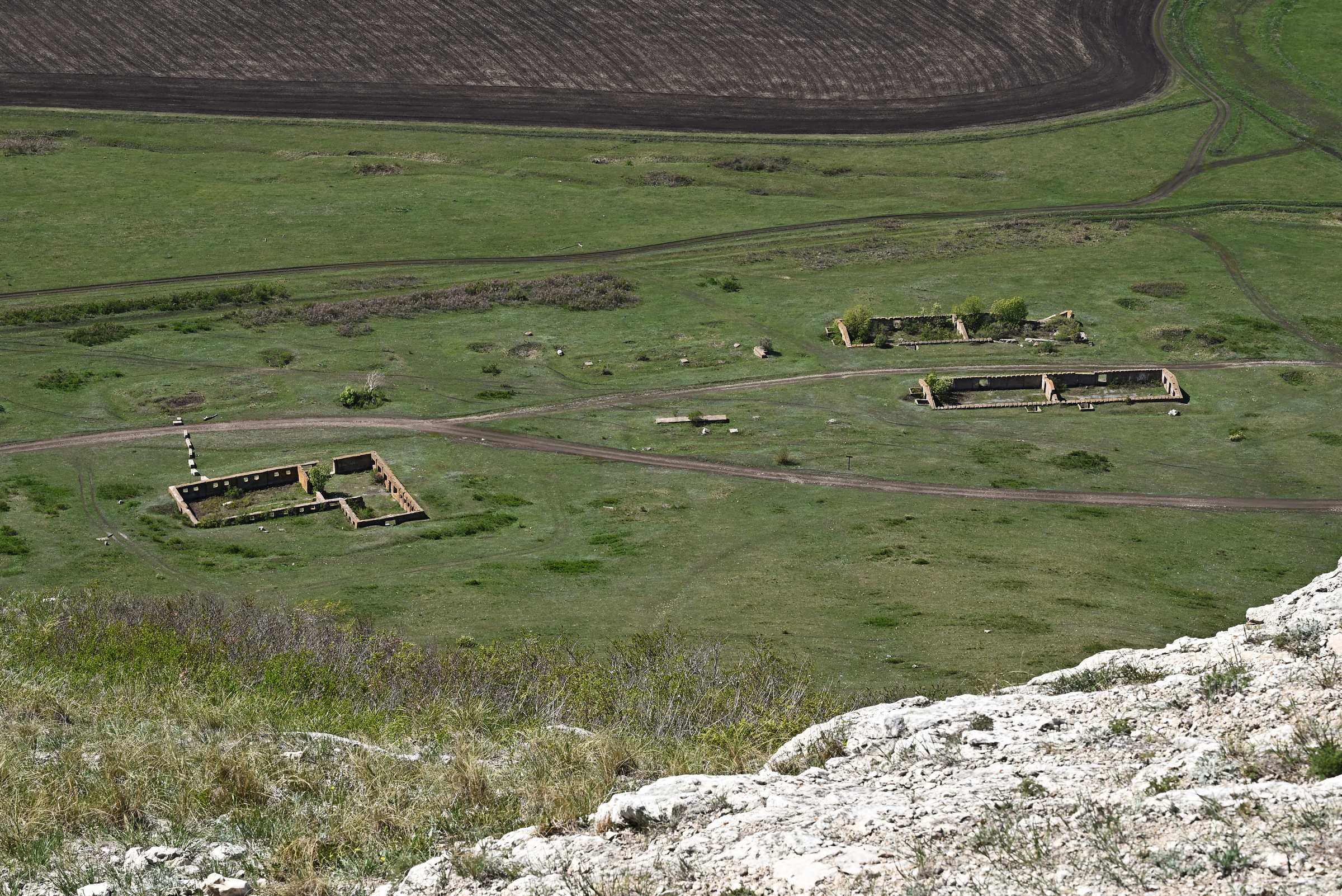 Башкирское Предуралье. Вид на руины лагеря заключённых с вершины шихана Торатау.
