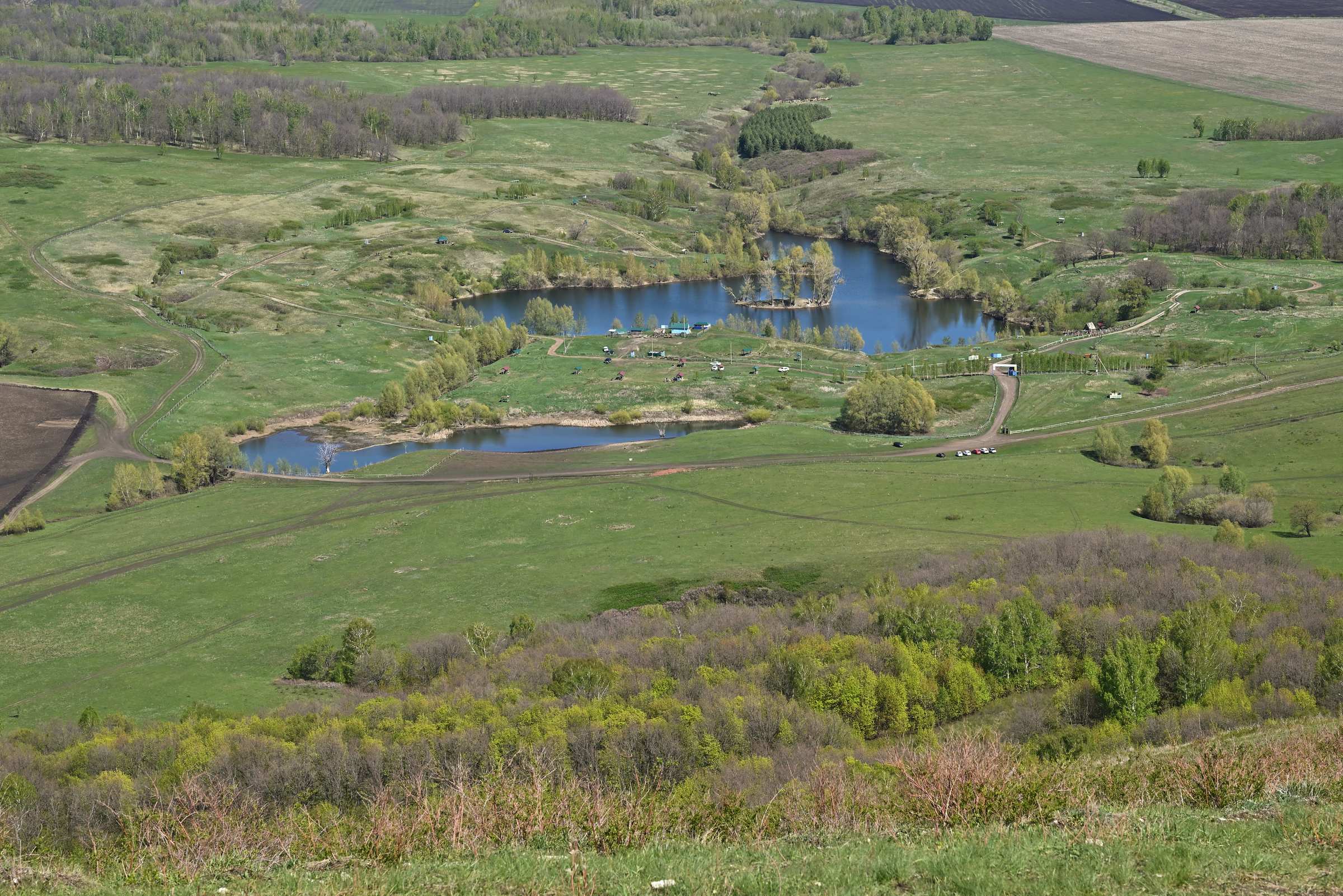 Башкирское Предуралье. Вид на озеро Тугарсалган с вершины шихана Торатау.