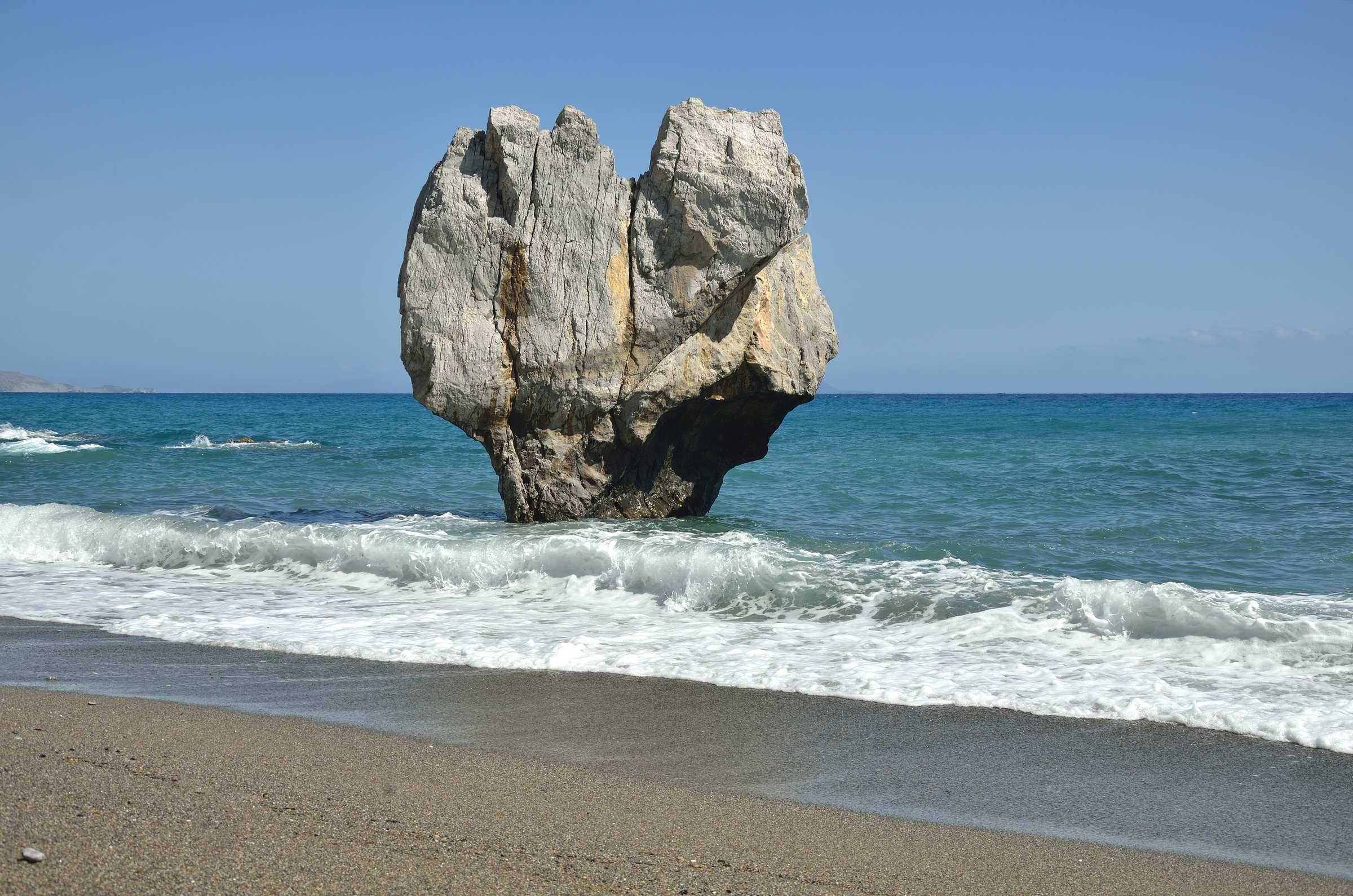 Знаменитая скала-сердце на пляже Превели