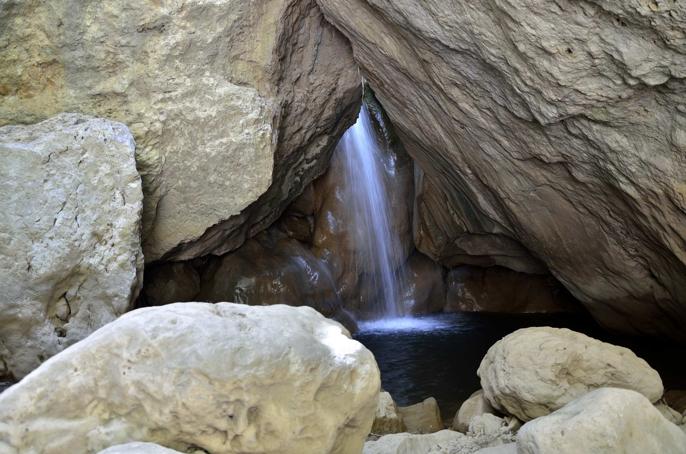 Водопад в пещере в ущелье Патсос на Крите