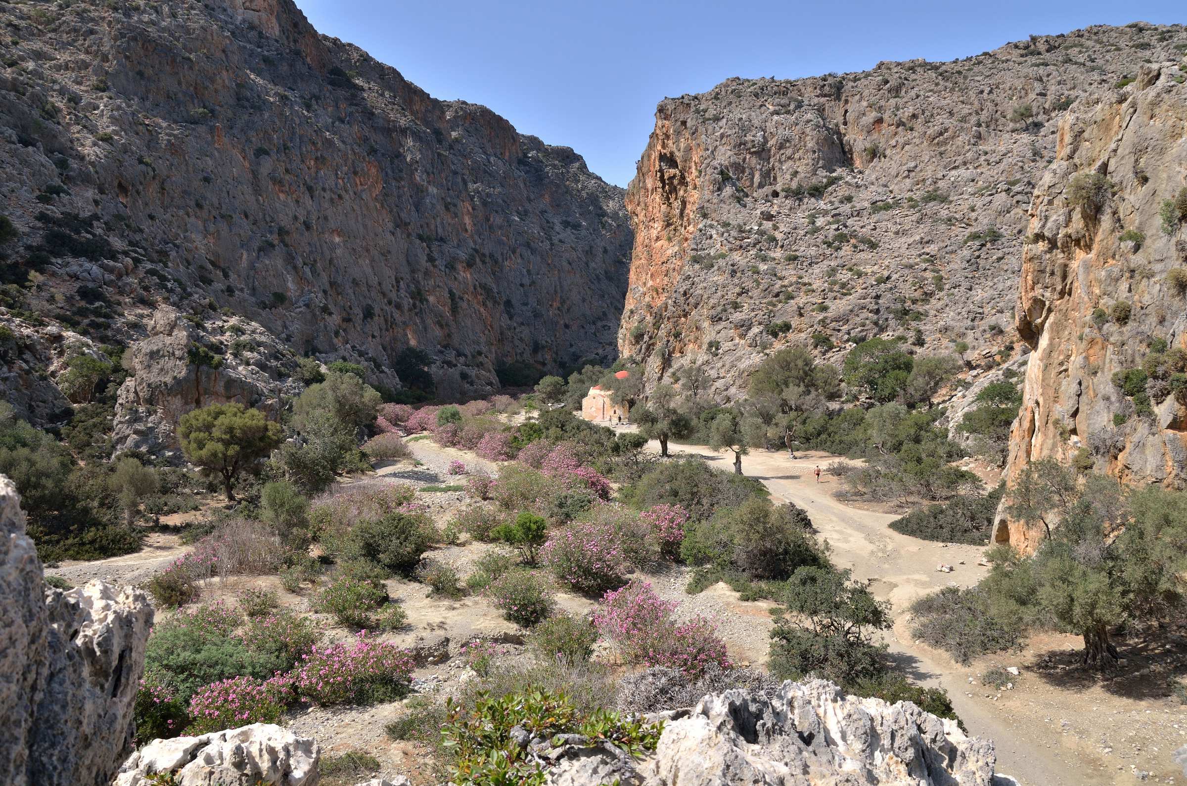 Вид на ущелье Агиофараго с тропы к провалу Вурвулитис на Крите