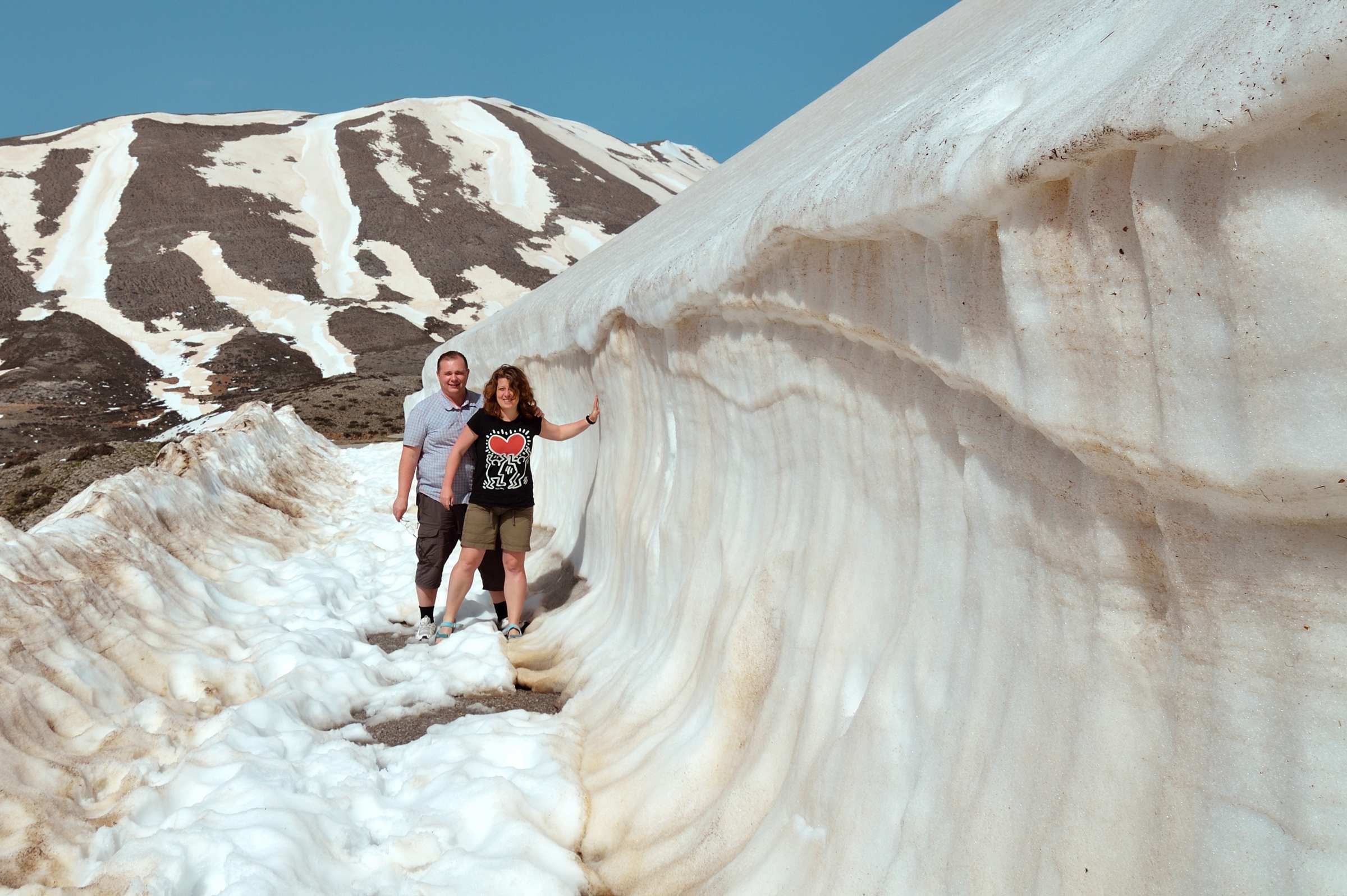 Снежный завал на дороге к Идейской пещере в апреле