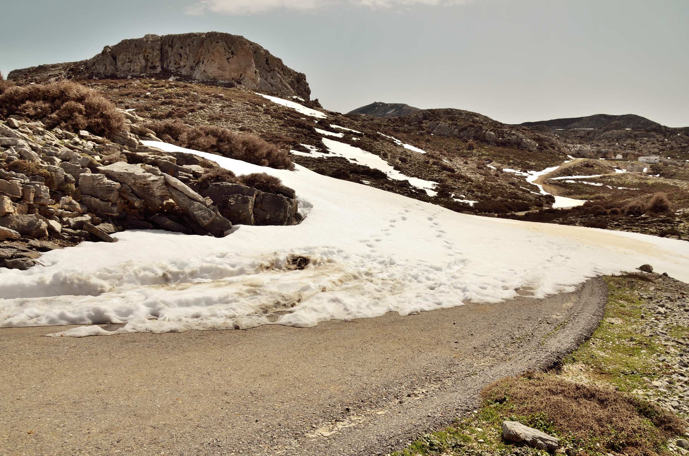 Снежный завал на горной дороге Крита в апреле