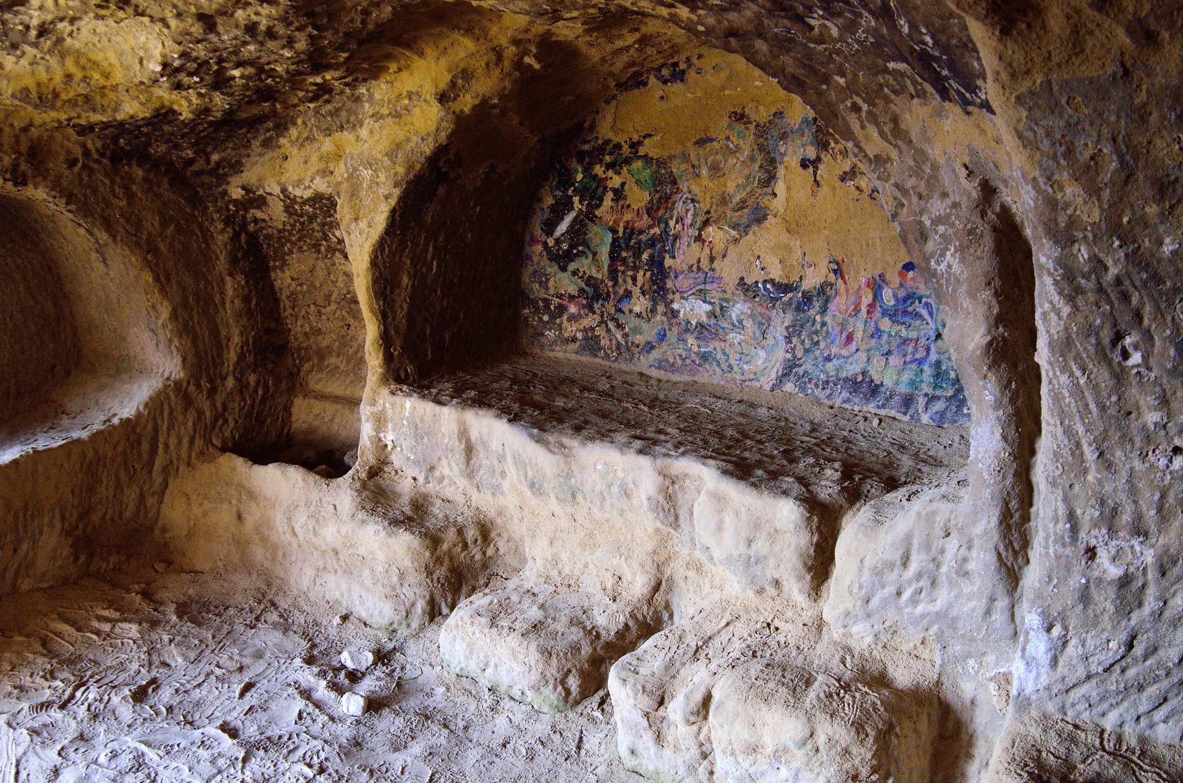 Пещерные комнаты в скалах Маталы