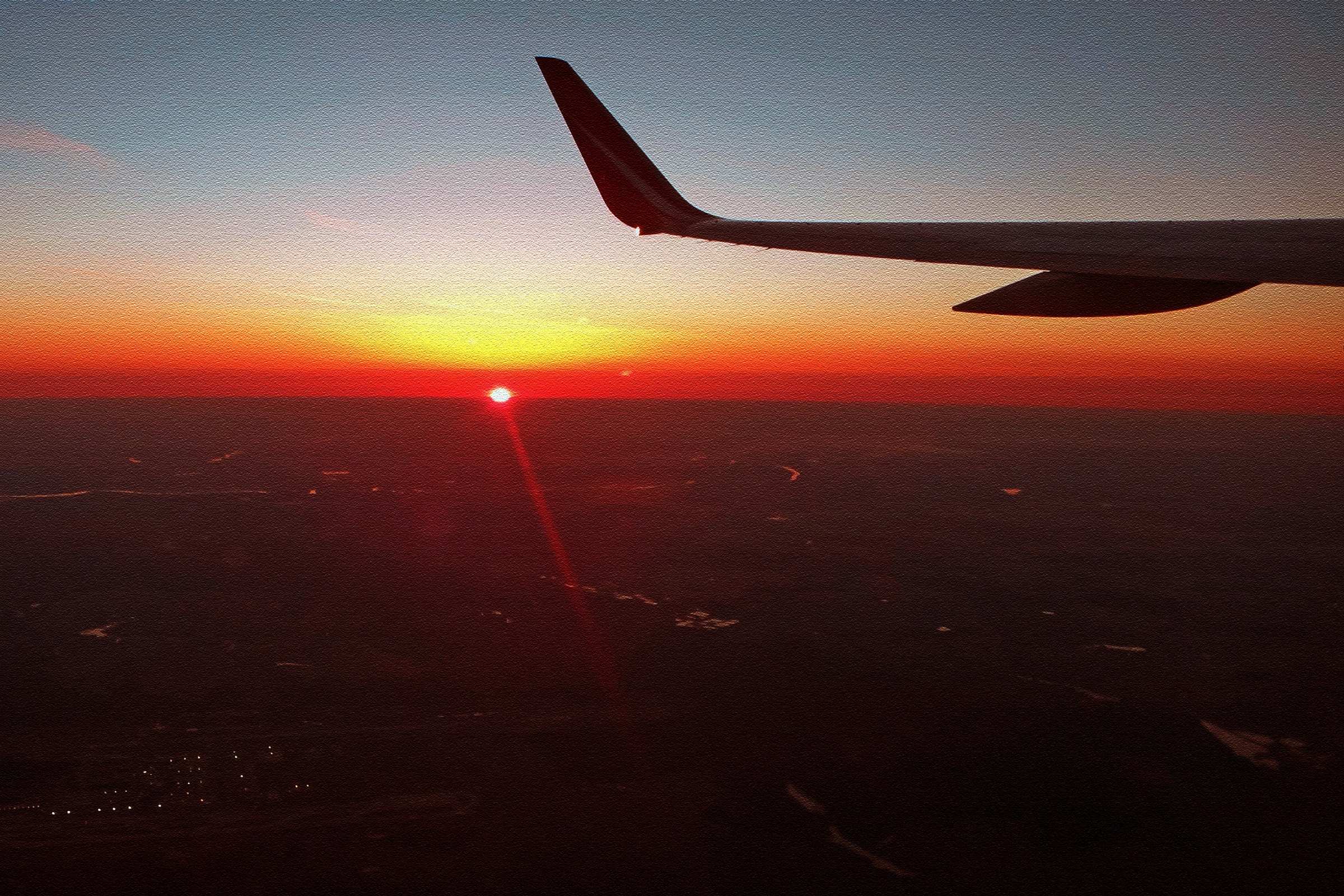 Рассвет над Москвой под крылом самолёта