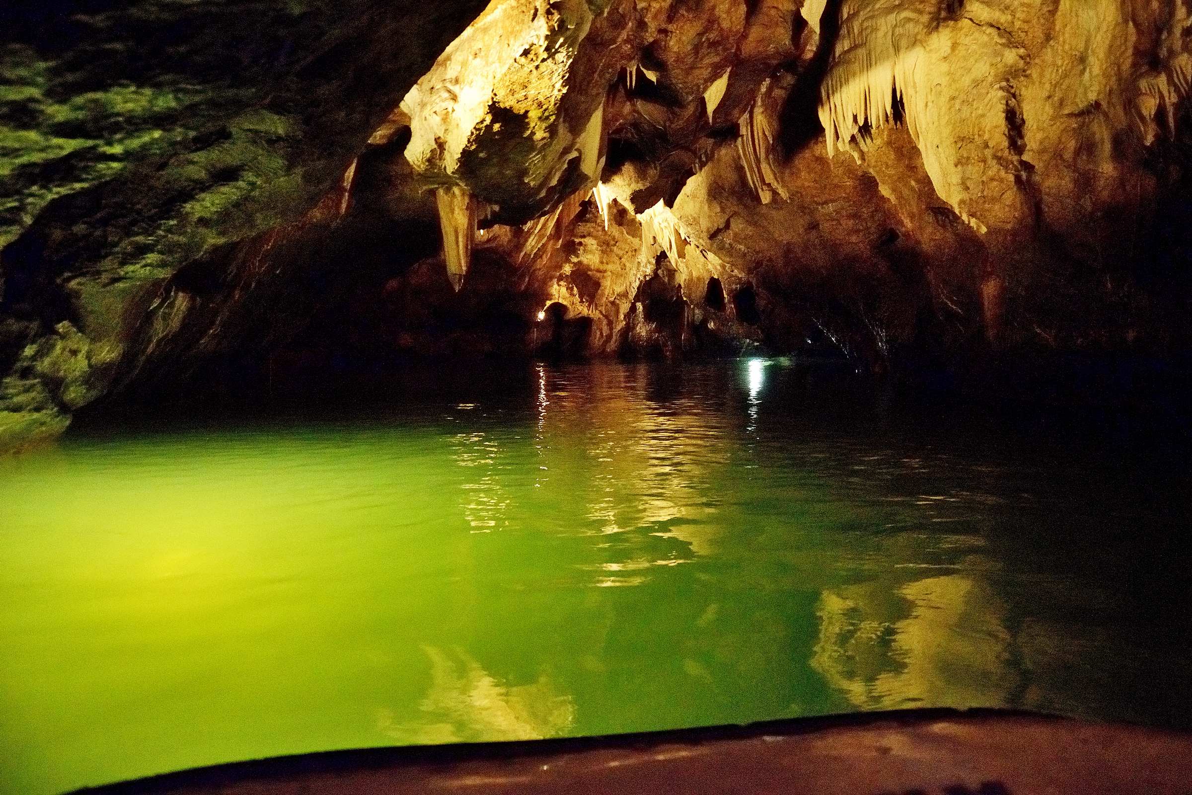 Пунквенные пещеры. Подземная река