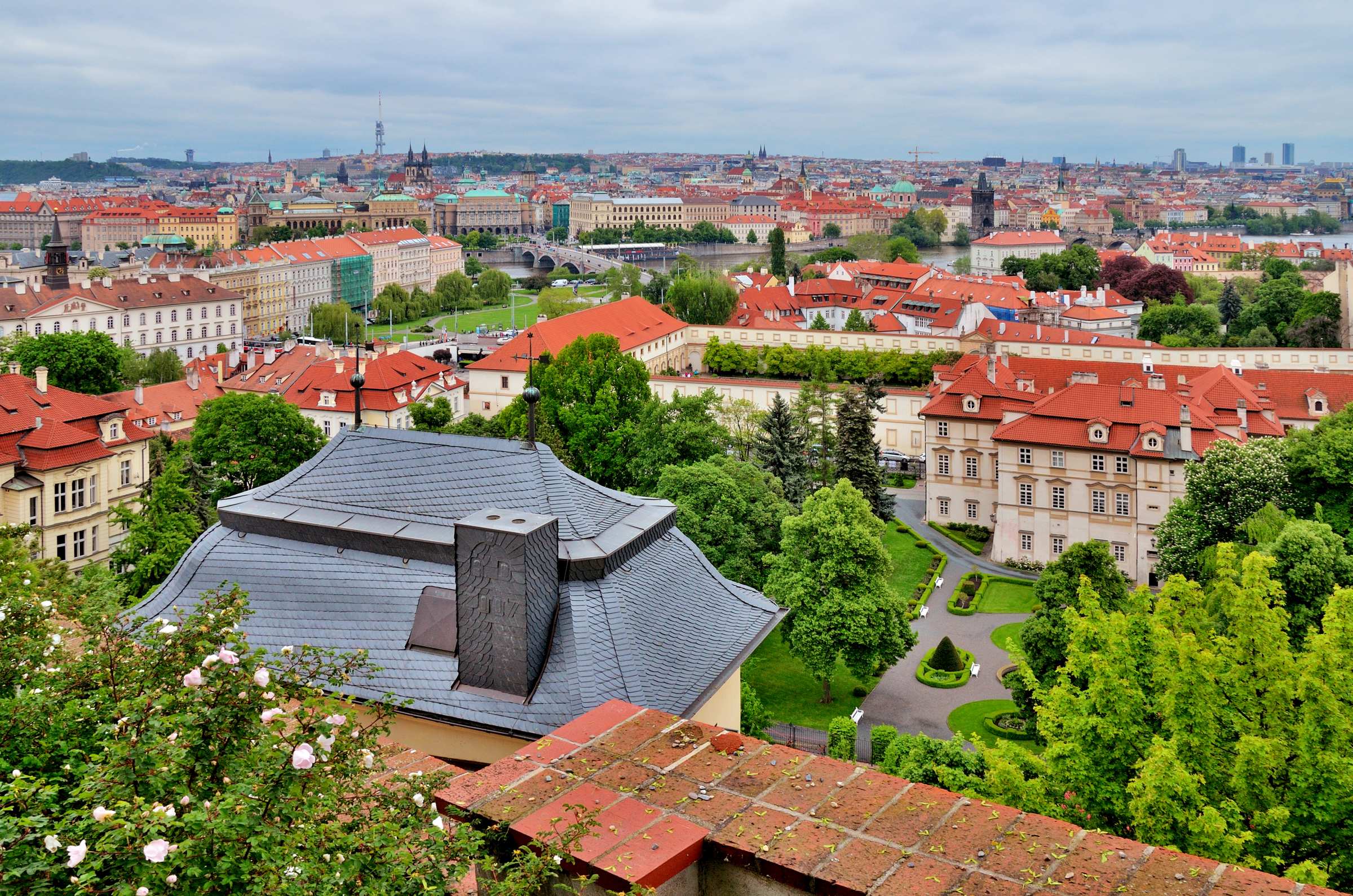 Пражский Град. Виды на Прагу со смотровой площадки у Чёрной башни