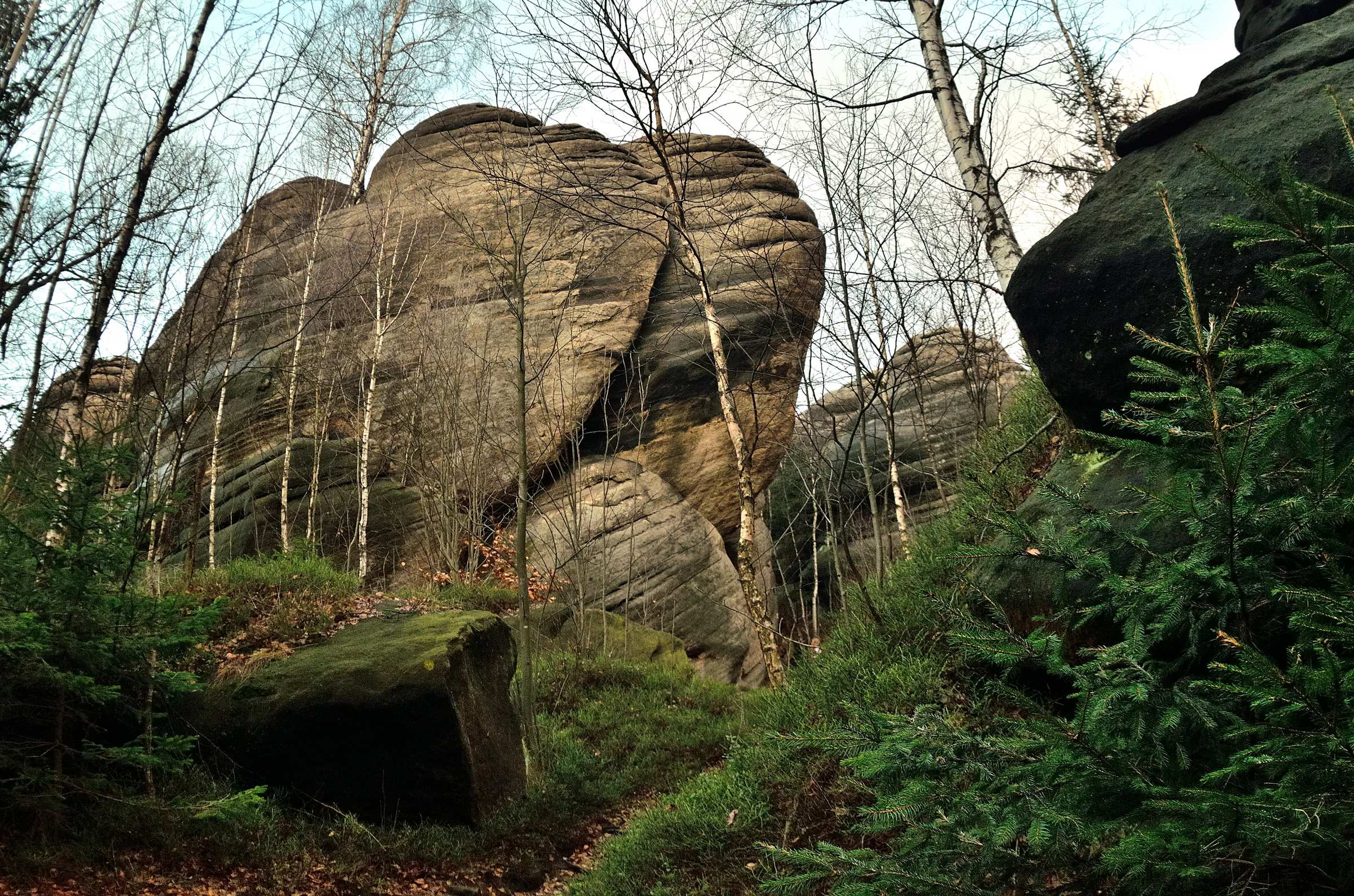 Среди скал на тропе к Каменной арке в Чехии.