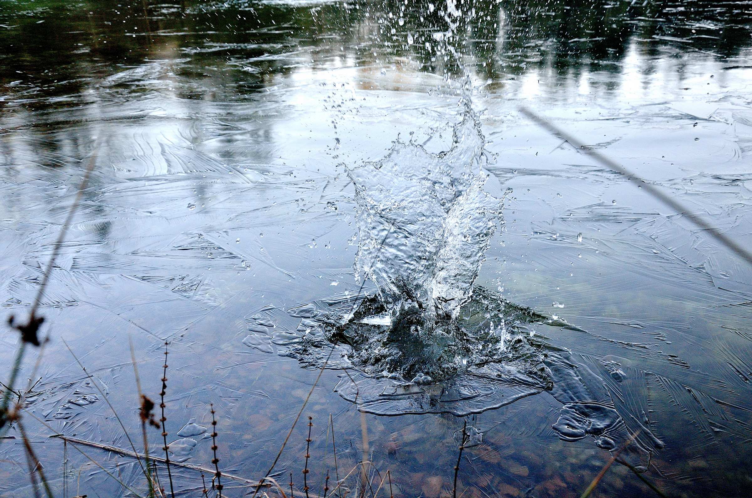 Адршпашские скалы. Лёд на озере Писковна (чеш. Adršpašské jezero Pískovna).