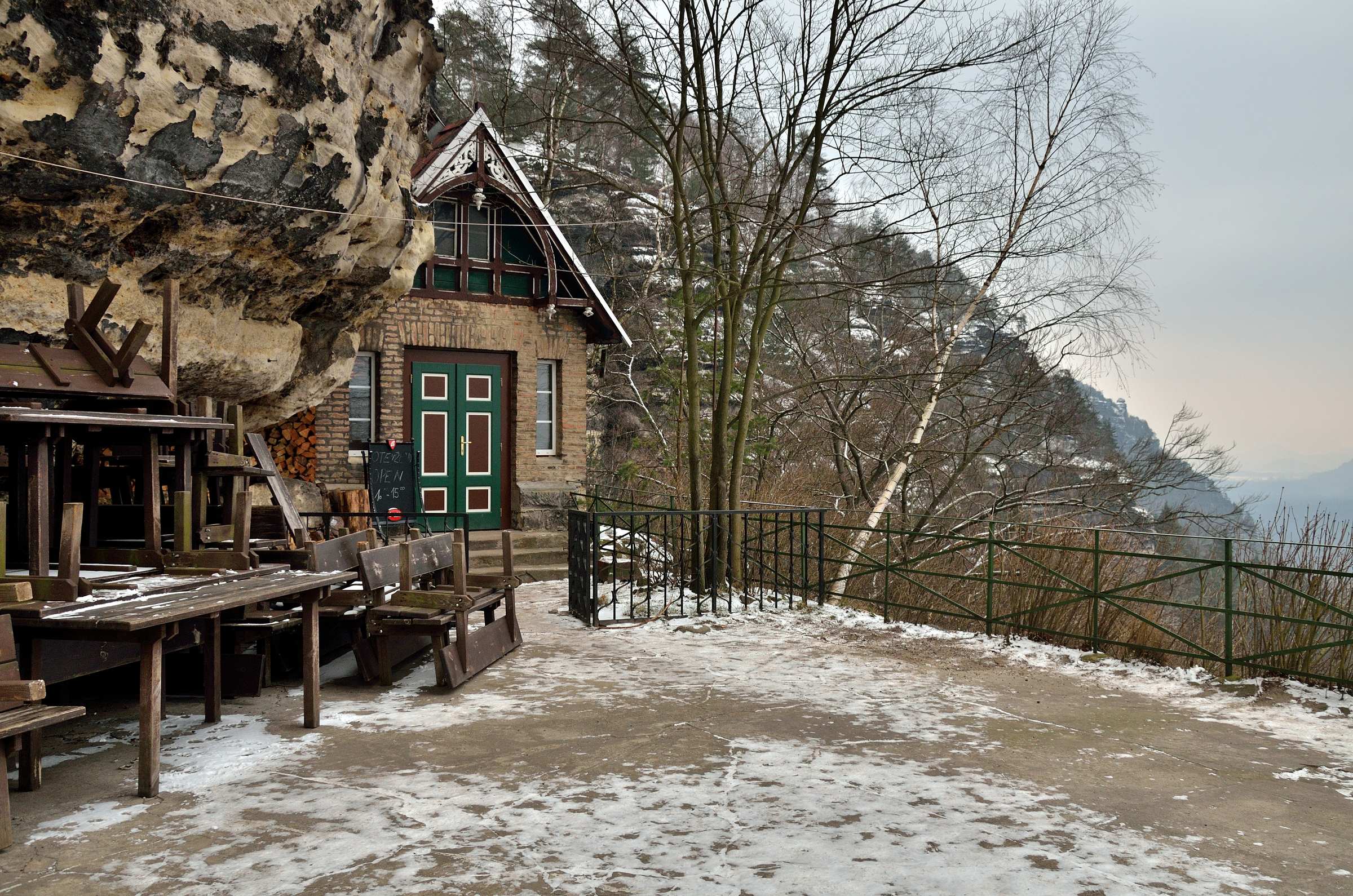 Маленький приют посреди гор в Правчицких воротах.