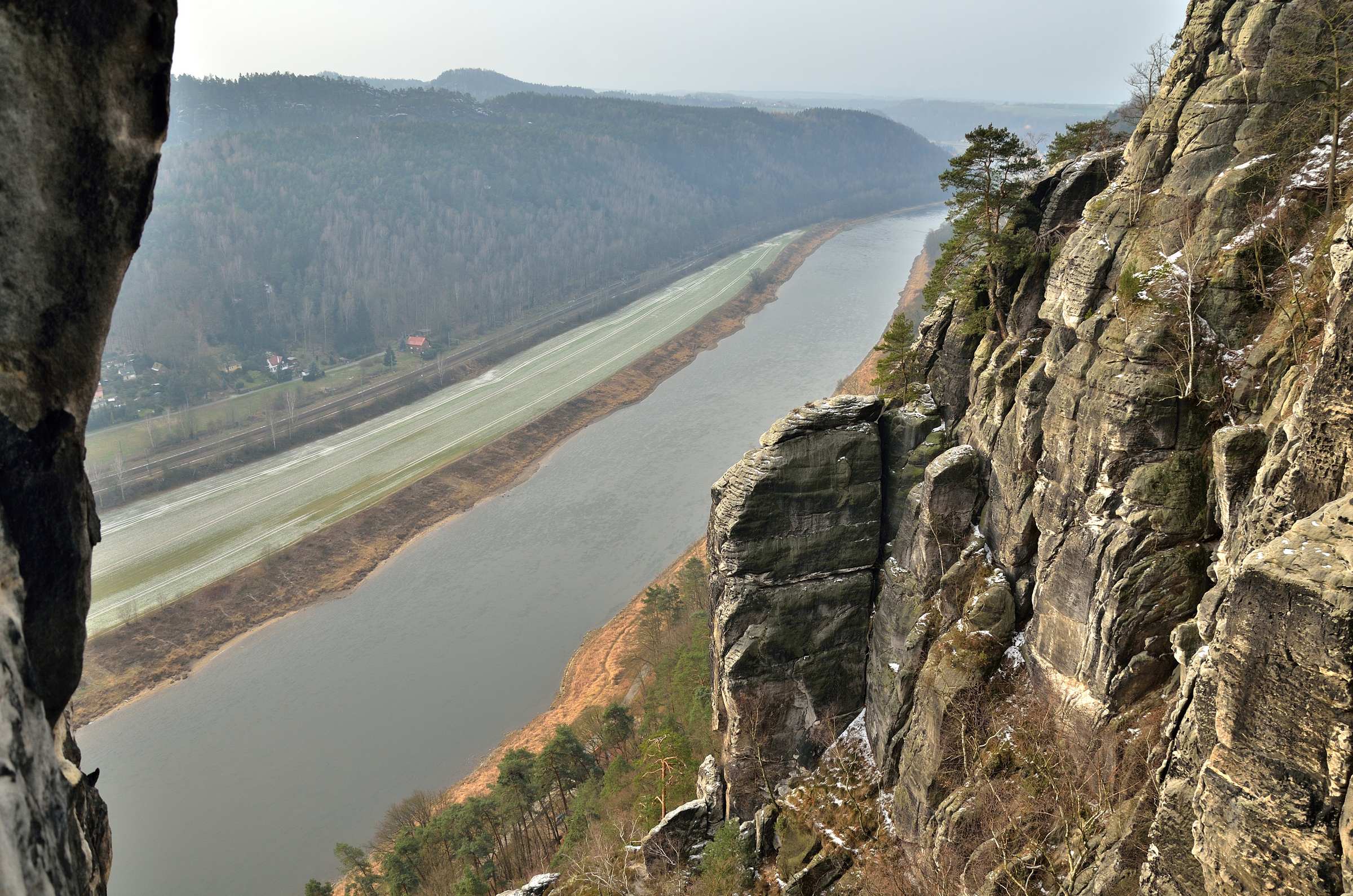 Река Эльба со смотровой площадки Бастайского скального массива в Саксонской Швейцарии.