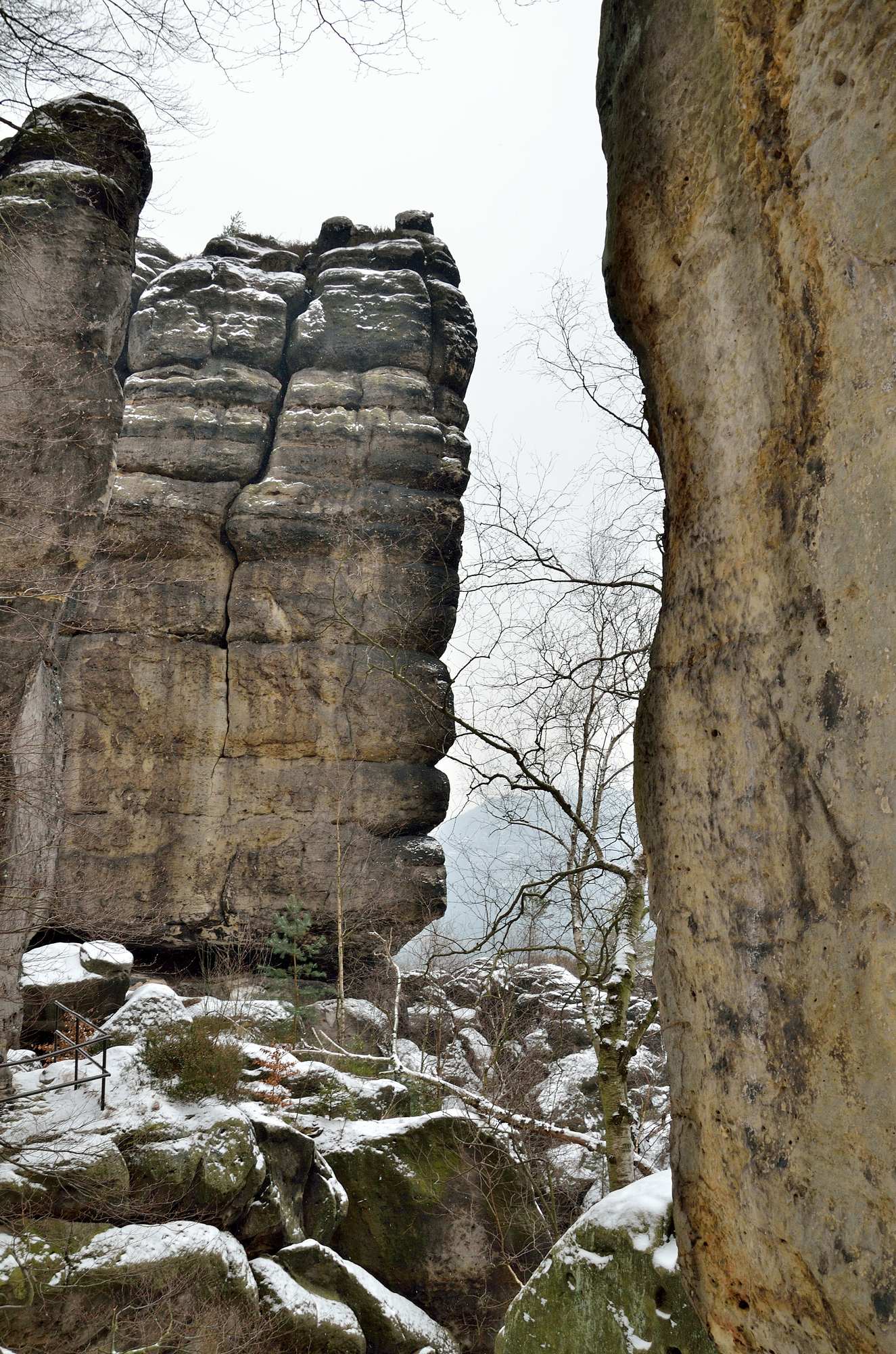 Песчаниковые скалы у каменной арки Кушталь в Саксонской Швейцарии