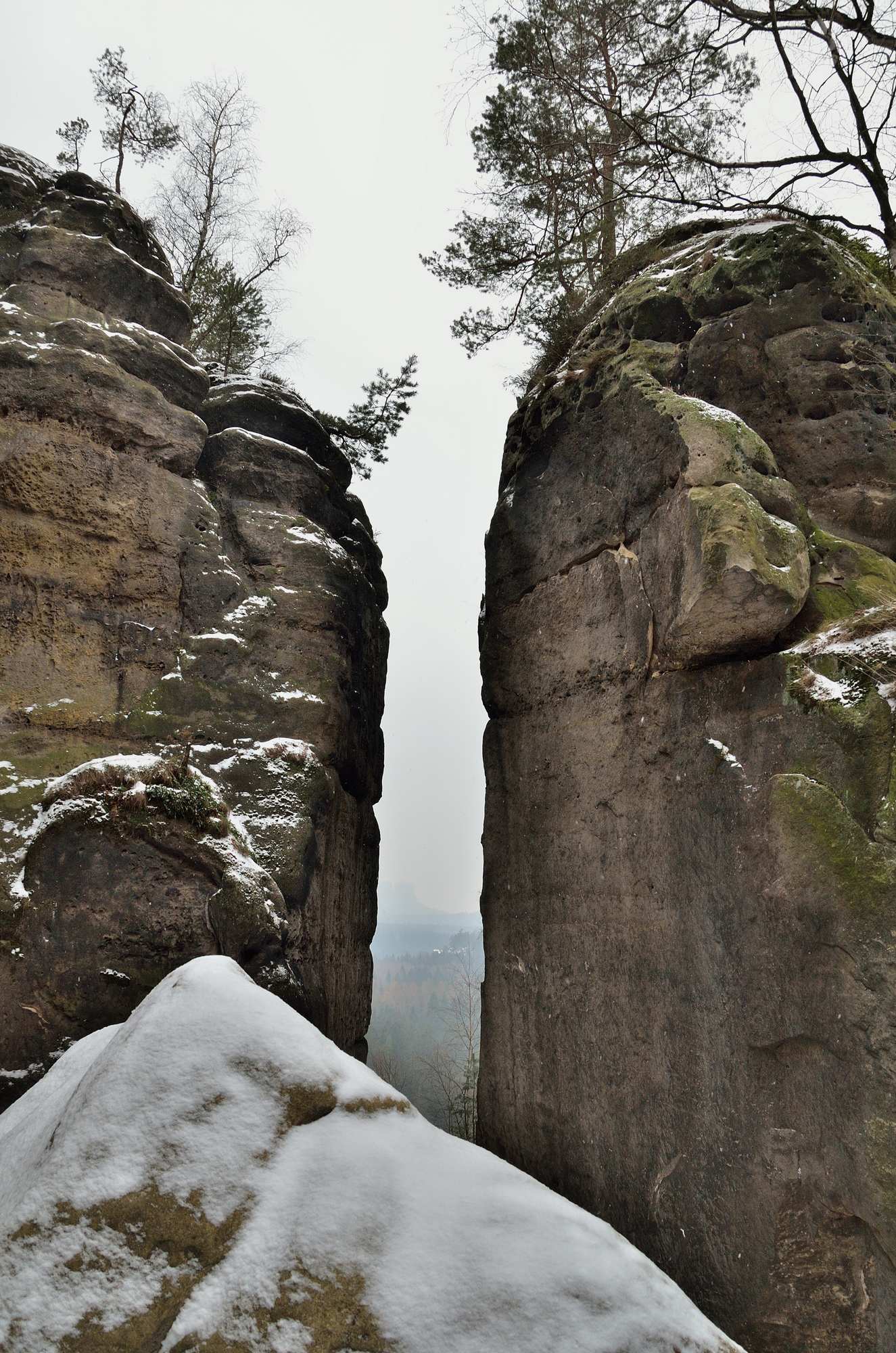 Песчаниковые скалы у каменной арки  Кушталь в Саксонской Швейцарии