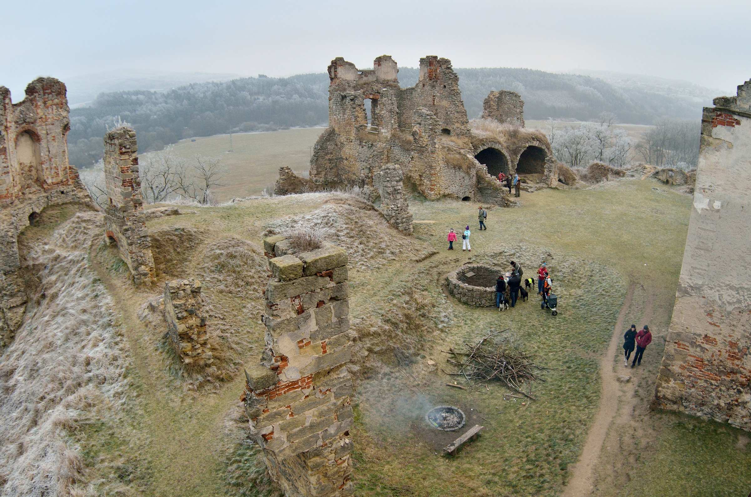 Руины крепости Звиржетице в Чешском рае