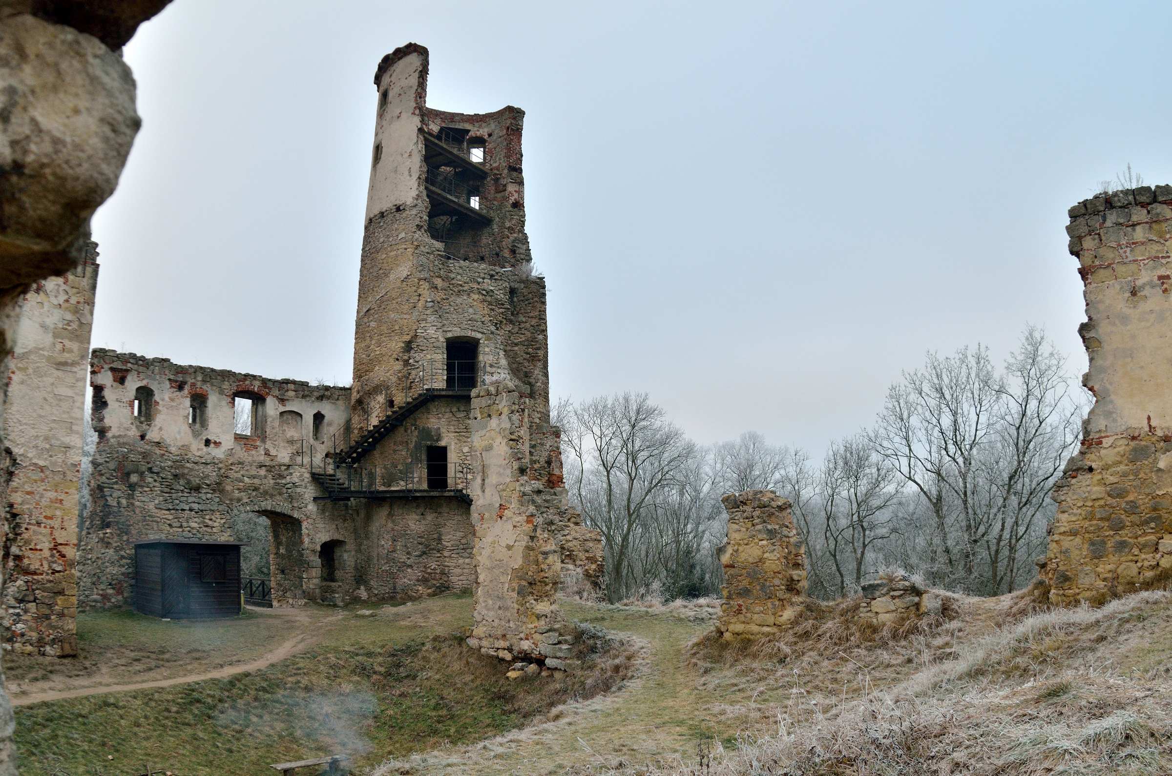 Башня крепости Звиржетице в Чешском рае