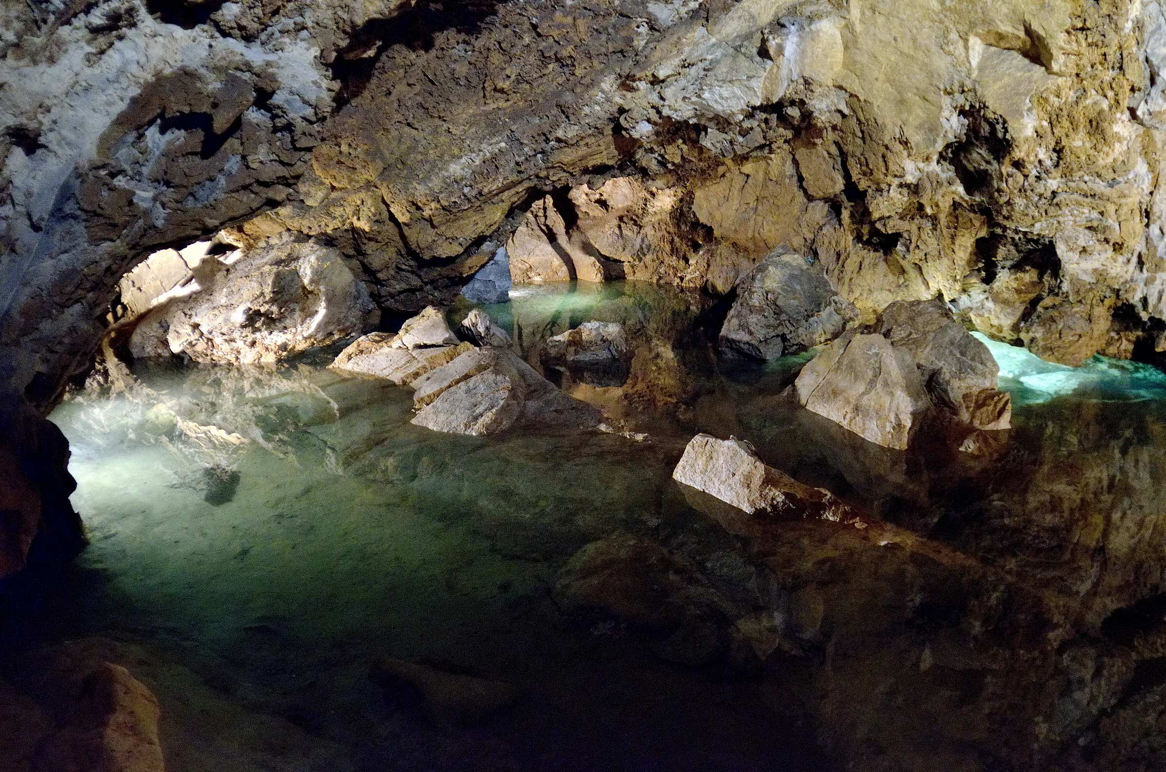 Подземное озеро в Бозковских пещерах в Чешском рае