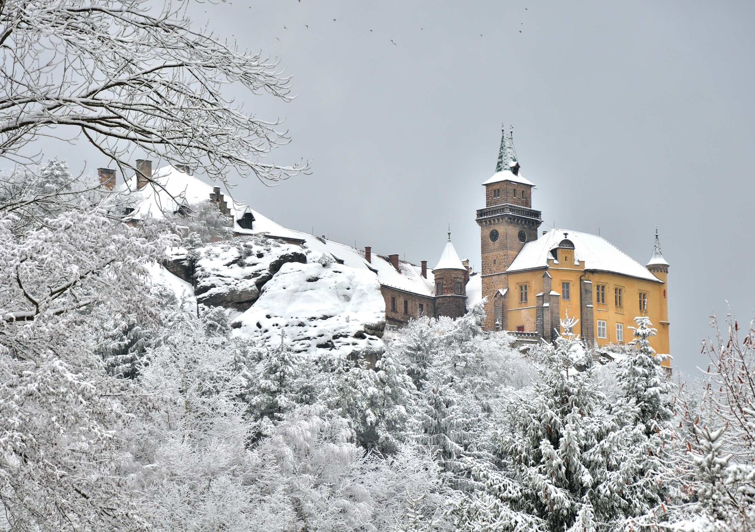 Замок Груба Скала в Чешском рае зимой