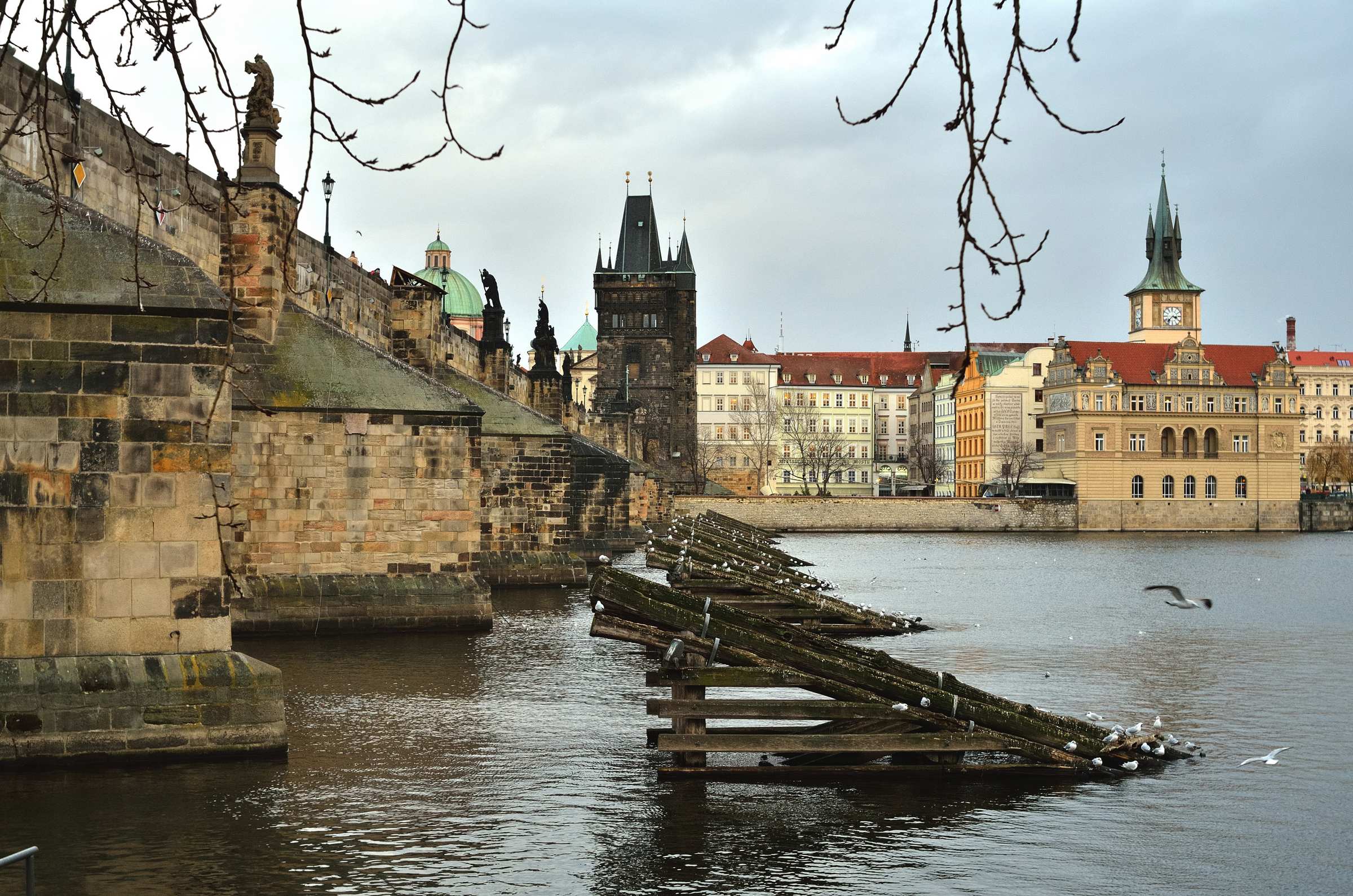 Река Влтава у Карлова моста в Праге