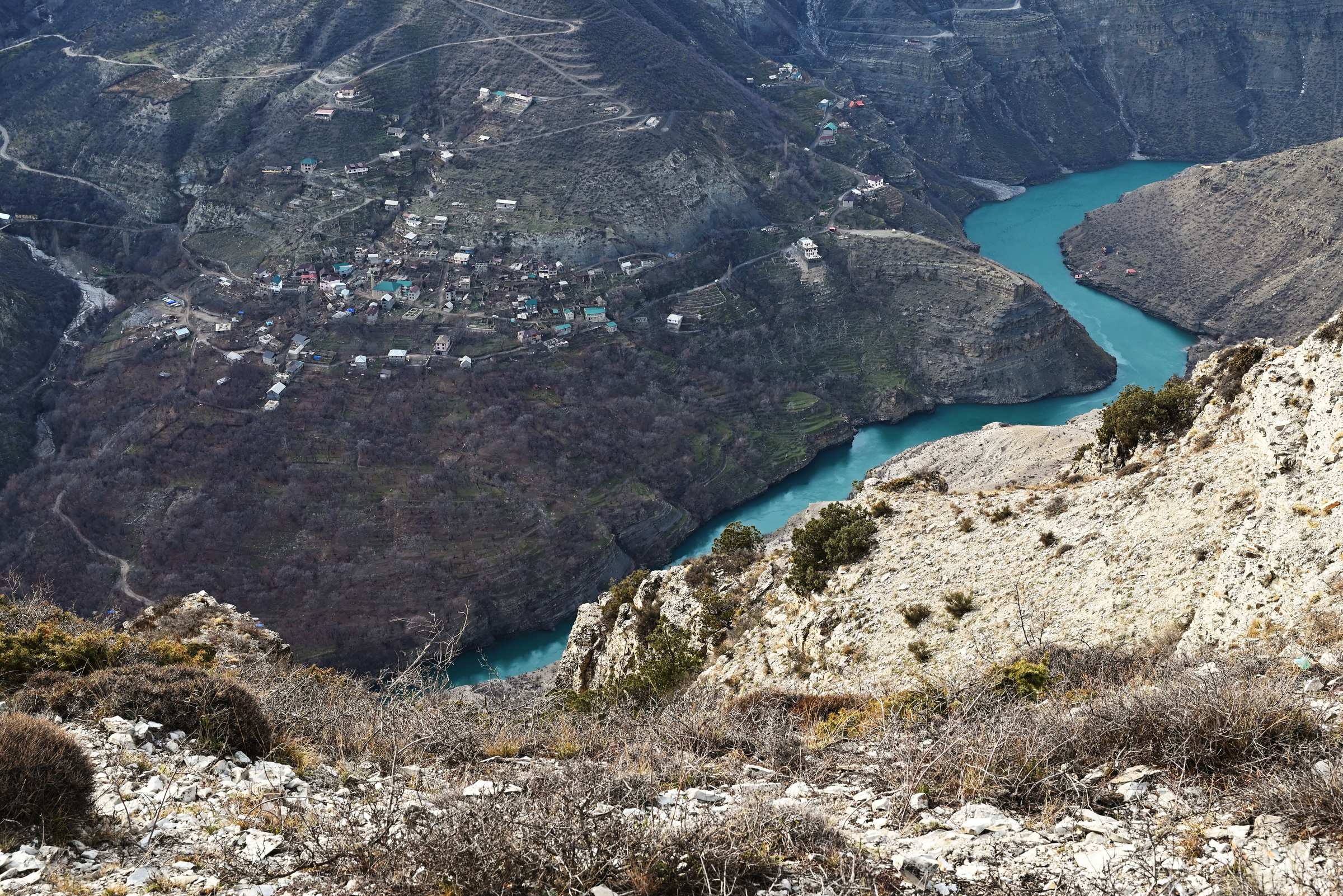 Вид сверху на Сулакский каньон и посёлок Зубутли