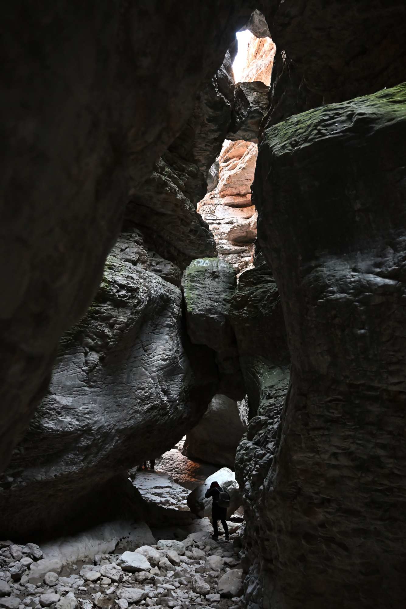 Дагестан. Салтинская теснина. Проход к пещере с водопадом.