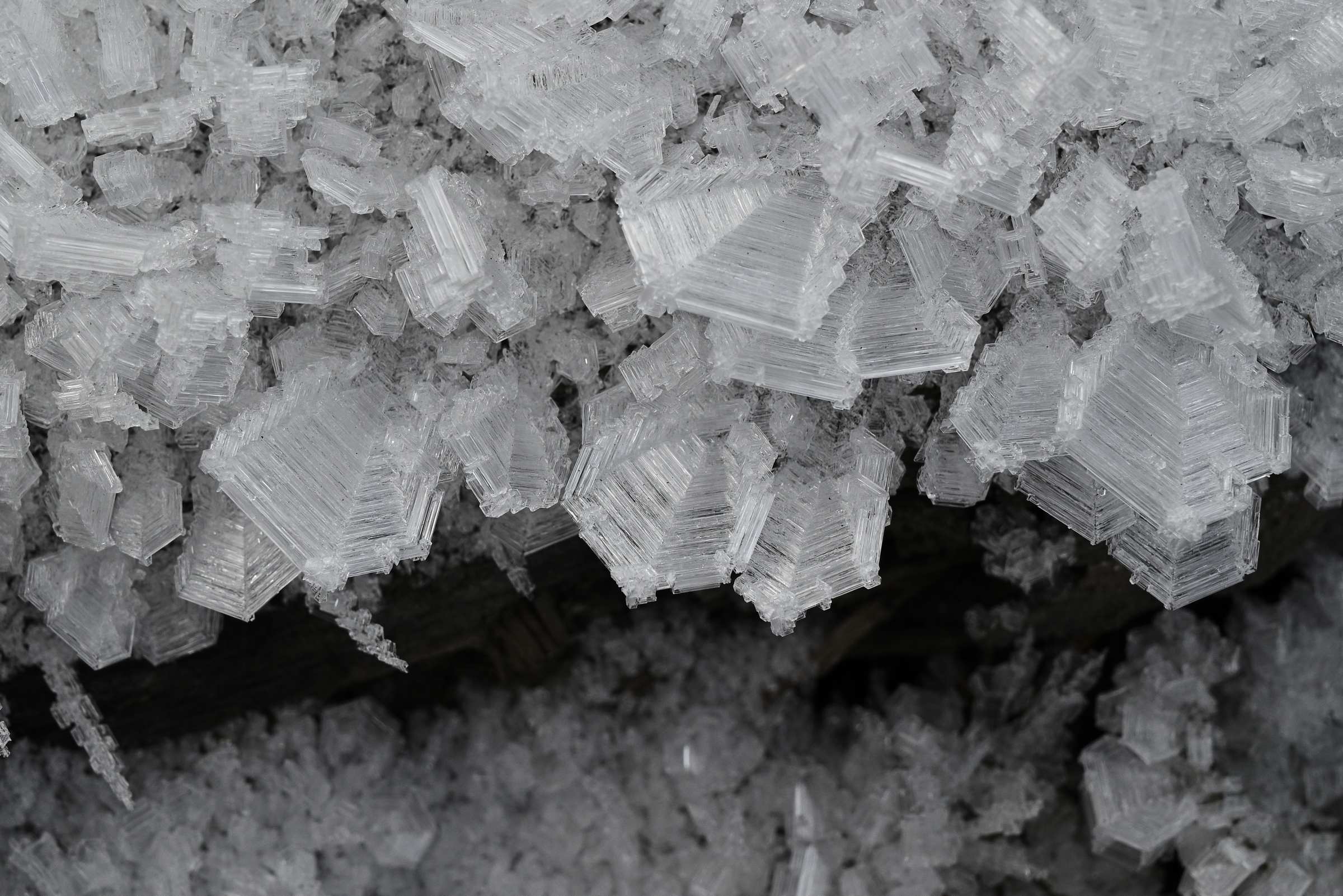 Дагестан. Необычный снег в виде кристаллов в Карадахском ущелье.