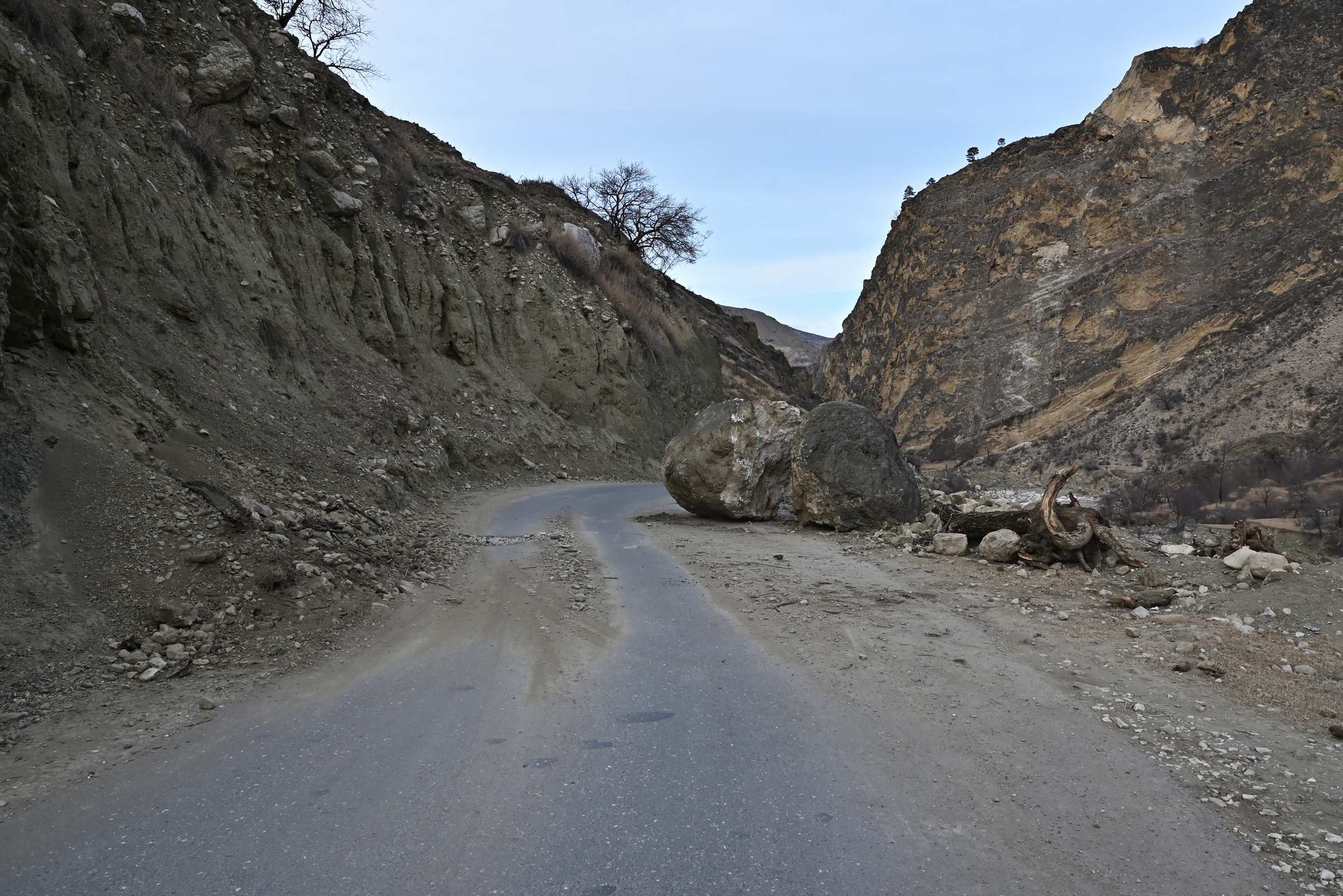 Камнепад на дороге в Дагестане вблизи Короды.