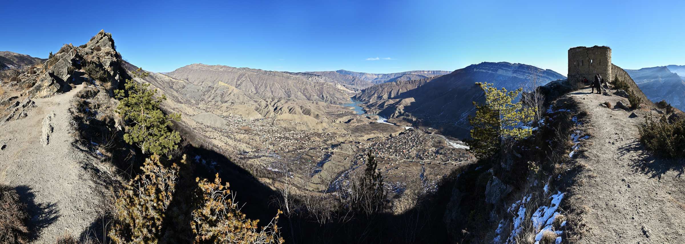 Дагестан. Панорама долины реки Кара-Койсу от Гунибской крепости.