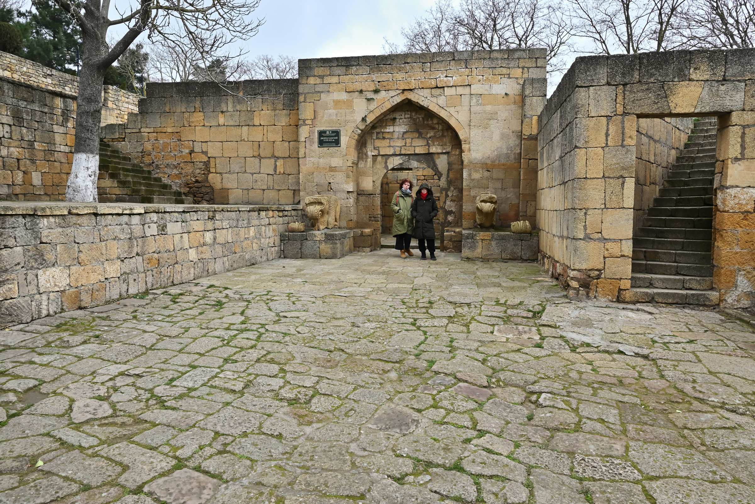 У входа в Ханский дворец цитадели Нарын-кала