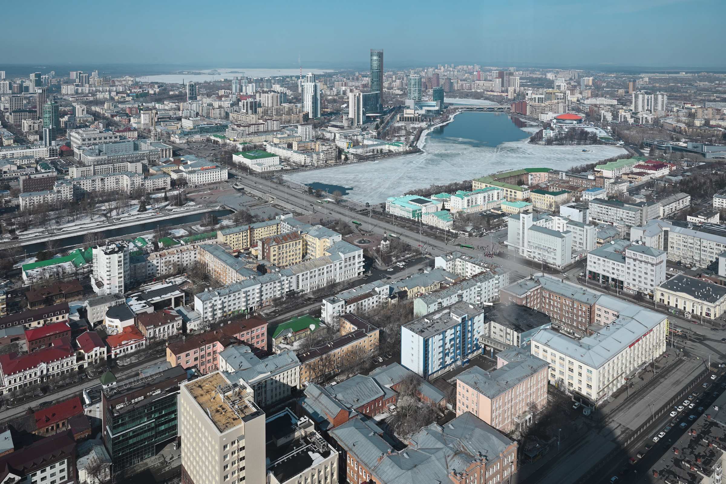Вид на Екатеринбург со смотровой площадки небоскреба «Высоцкий».
