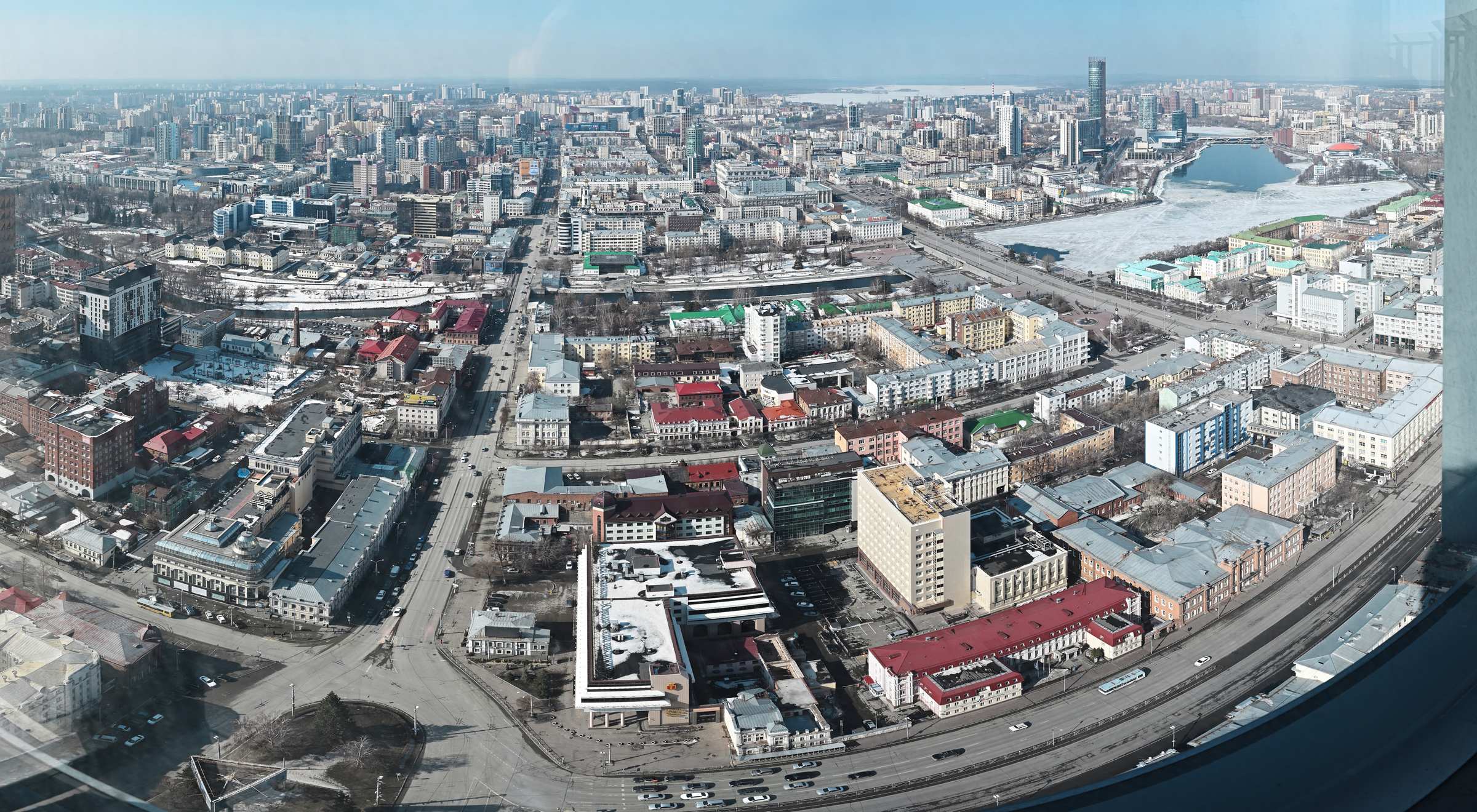 Вид на Екатеринбург со смотровой площадки небоскреба «Высоцкий».