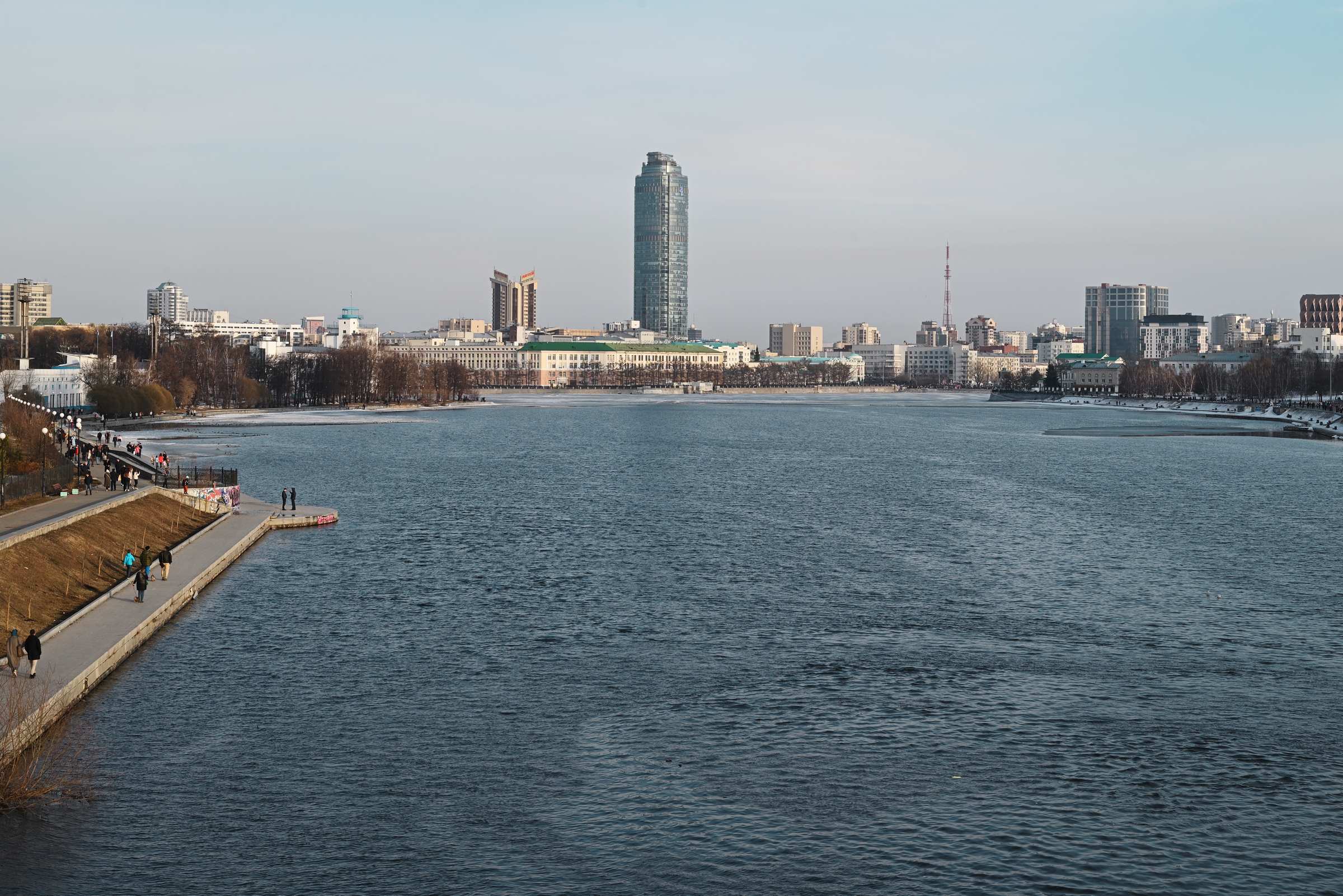 Городской пруд в Екатеринбурге. Вид на небоскреб «Высоцкий».