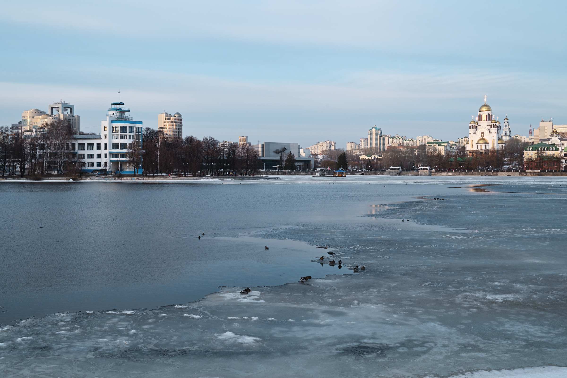 Городской пруд в Екатеринбурге. Вид на стадион Динамо и Храм на Крови.