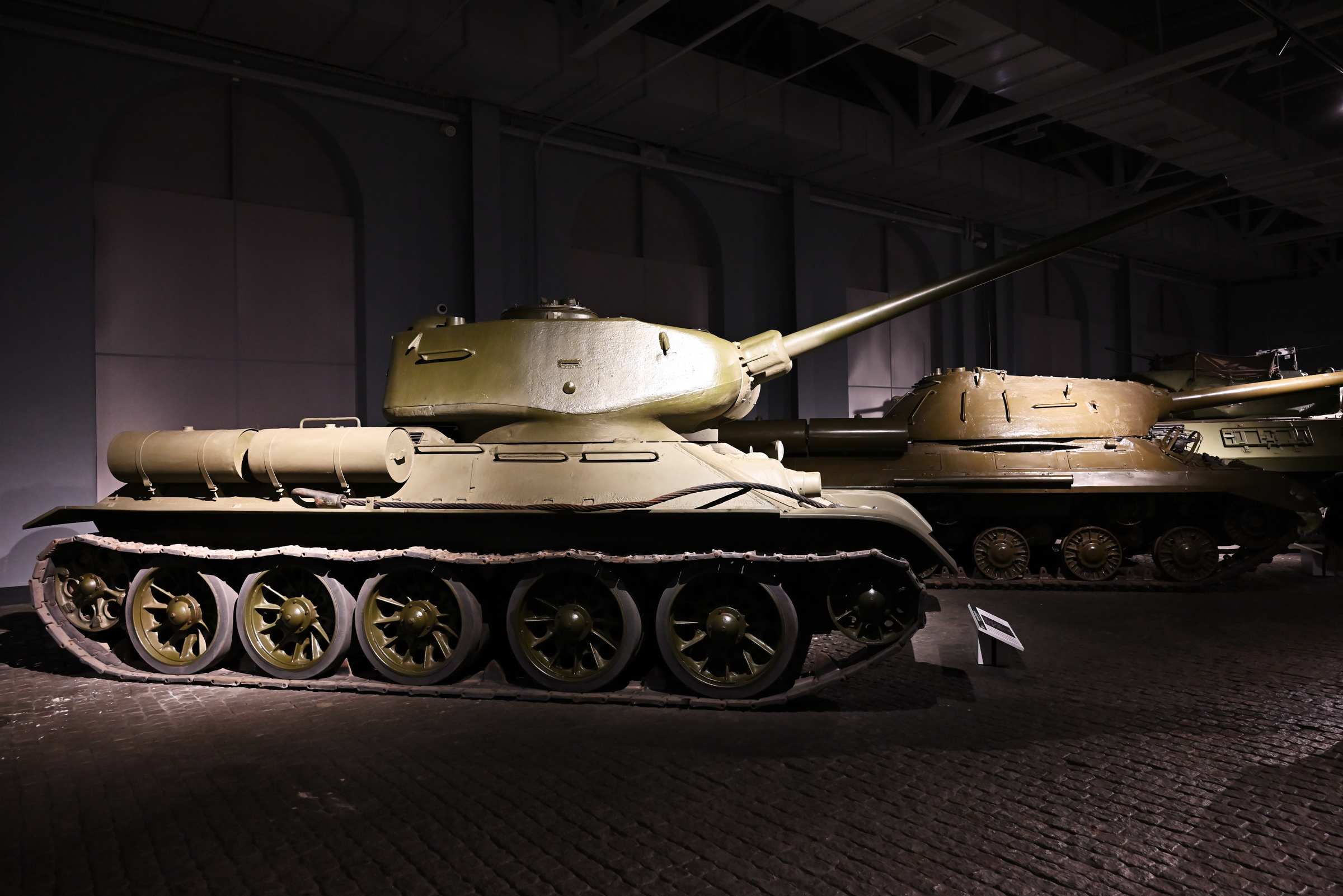 Екатеринбург. Выставочный центр «Парадный расчет» в Верхней Пышме. Средний танк ОТ-34-85 образца 1944 года.