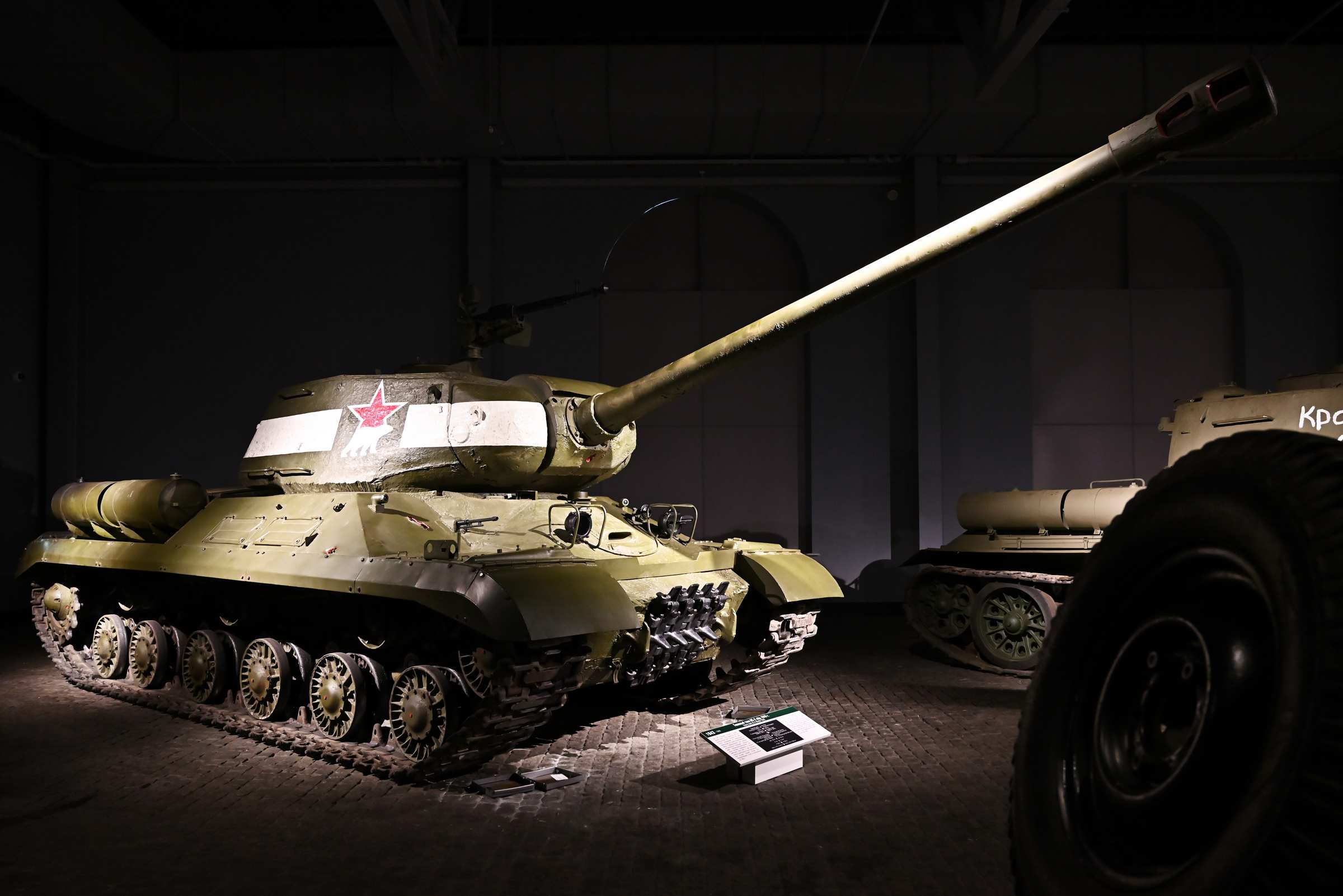 Екатеринбург. Выставочный центр «Парадный расчет» в Верхней Пышме. Тяжёлый танк ИС-2 образца 1943 года.